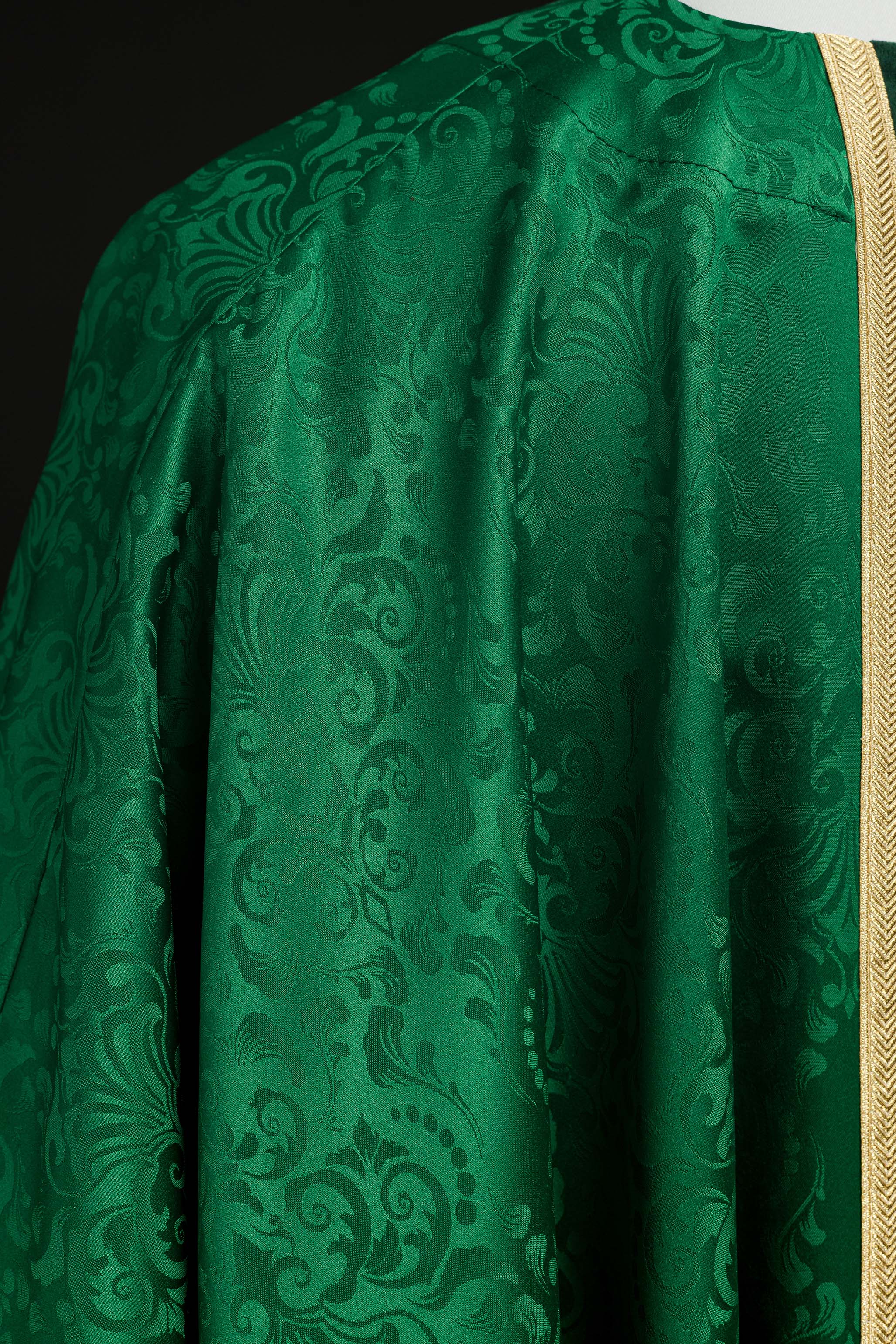 Liturgický zelený ornát s pásom a výšivkou kríža na žakárovom tkanive