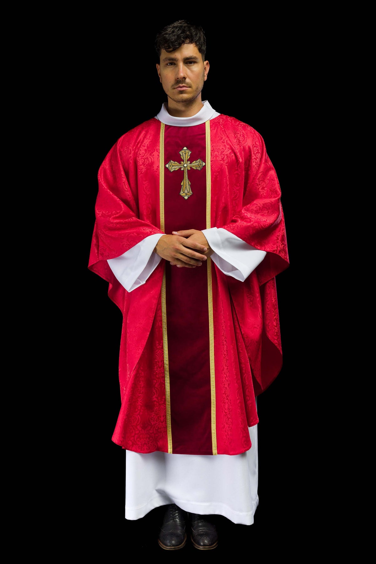 Liturgický červený ornát s pásom a výšivkou kríža na žakárovom tkanive
