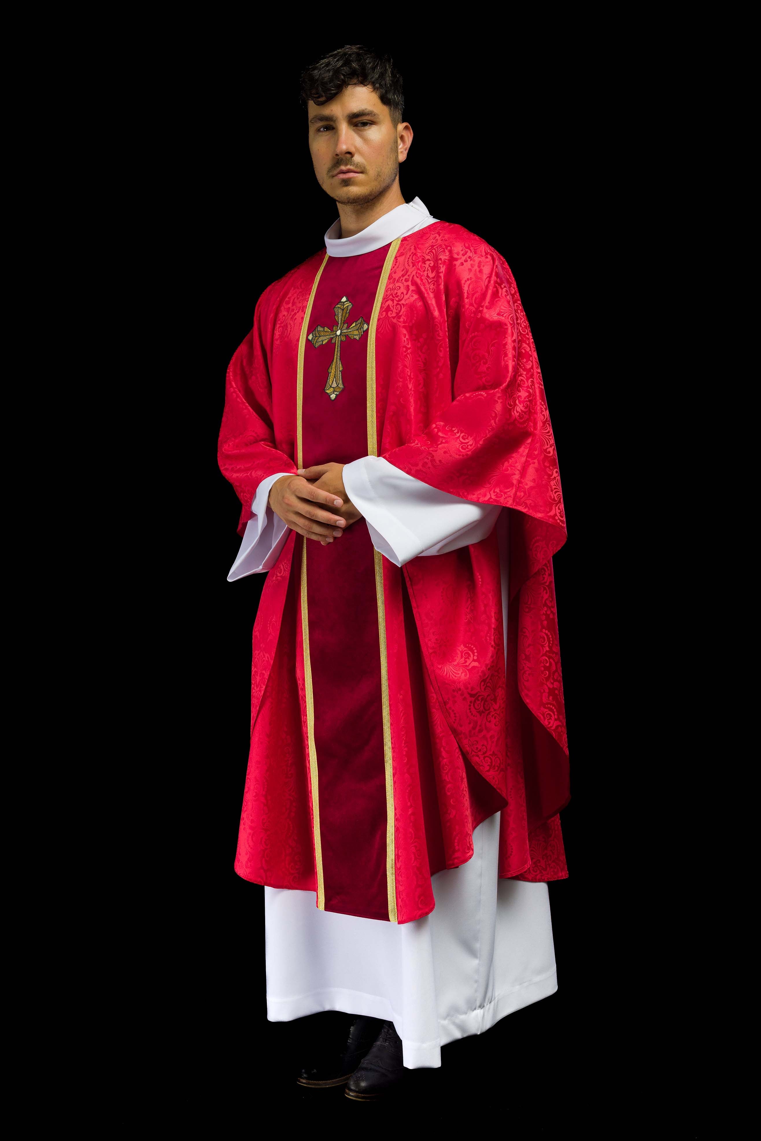 Liturgický červený ornát s pásom a výšivkou kríža na žakárovom tkanive