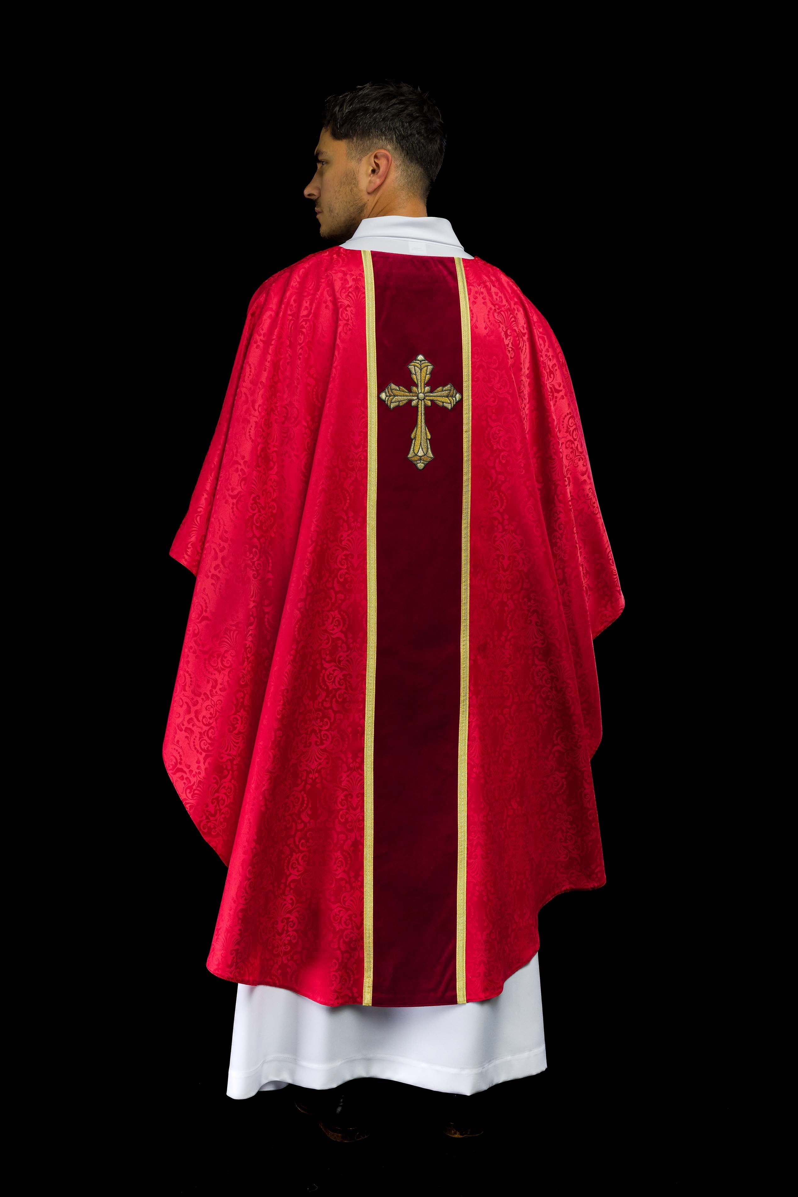 Liturgický červený ornát s pásom a výšivkou kríža na žakárovom tkanive