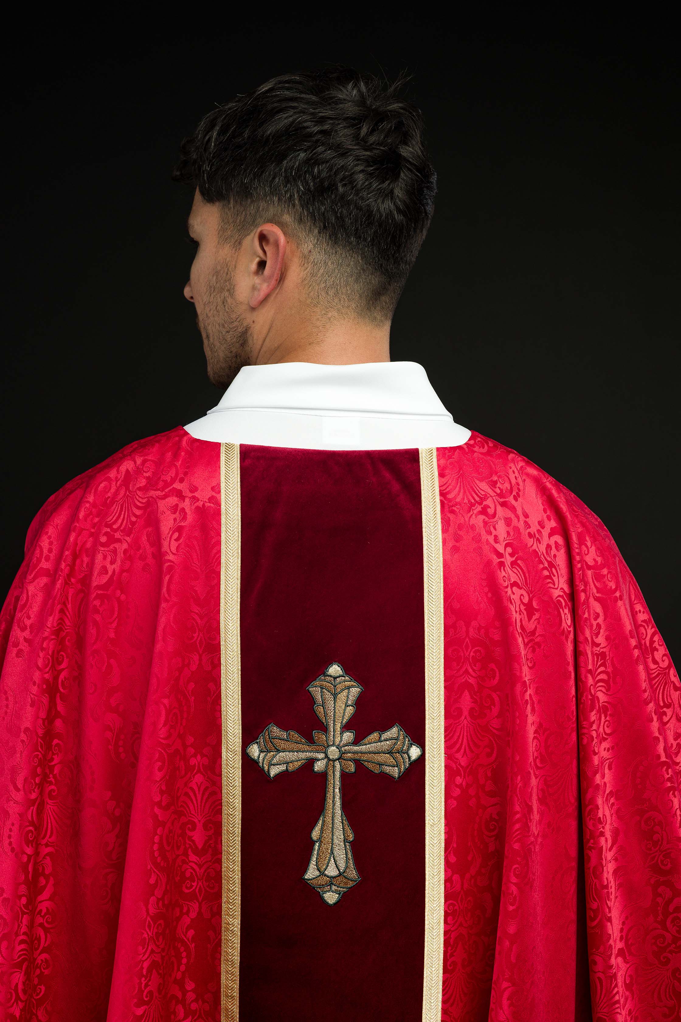 Liturgický červený ornát s pásom a výšivkou kríža na žakárovom tkanive