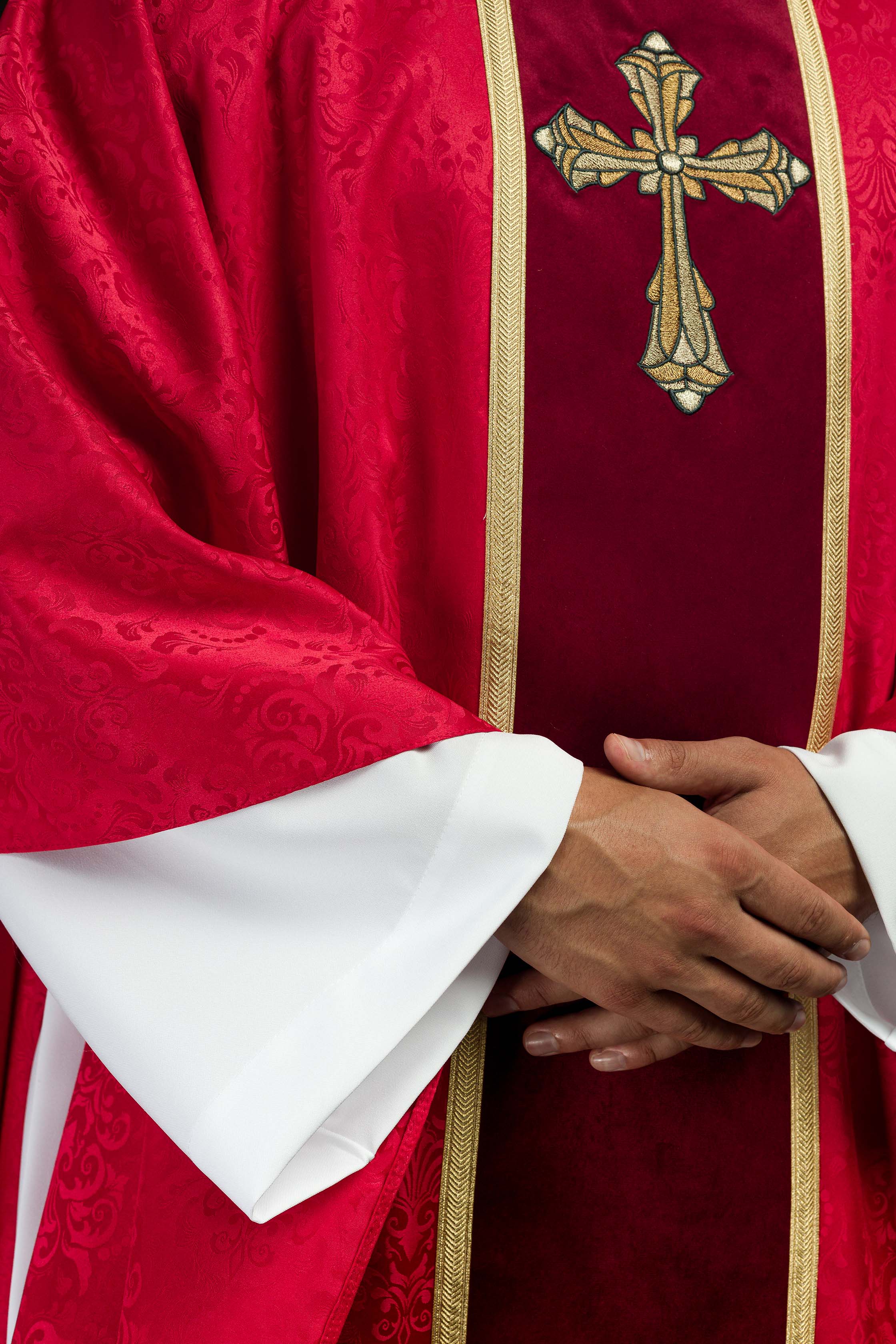 Liturgický červený ornát s pásom a výšivkou kríža na žakárovom tkanive