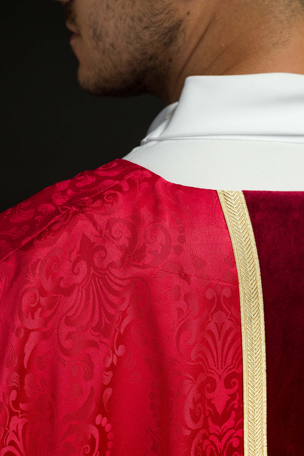 Liturgický červený ornát s pásom a výšivkou kríža na žakárovom tkanive