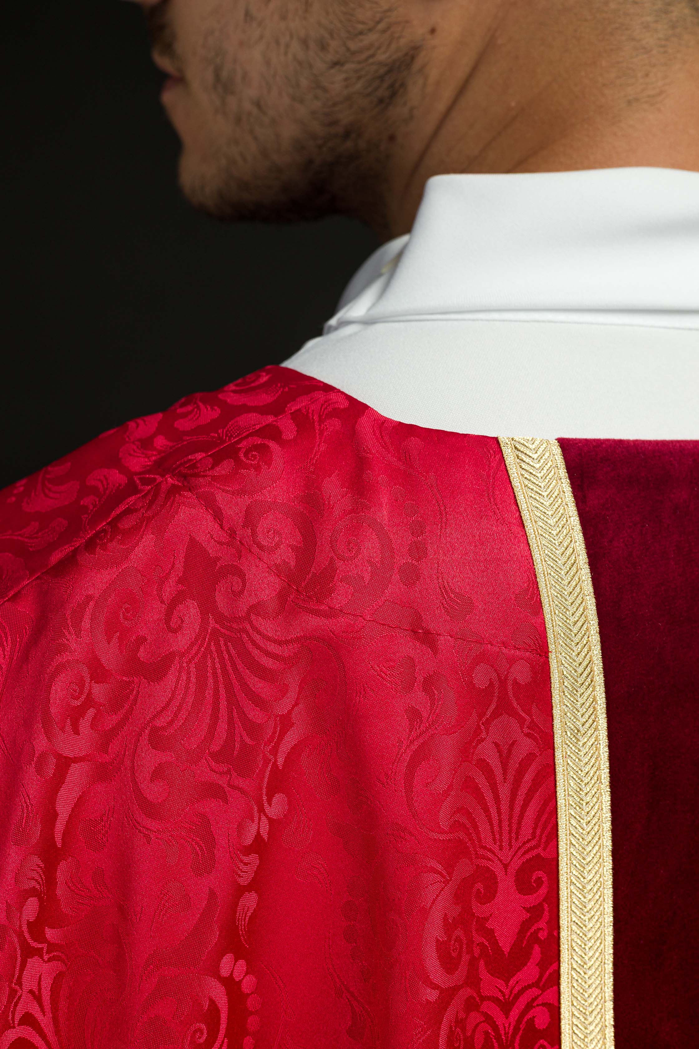 Liturgický červený ornát s pásom a výšivkou kríža na žakárovom tkanive