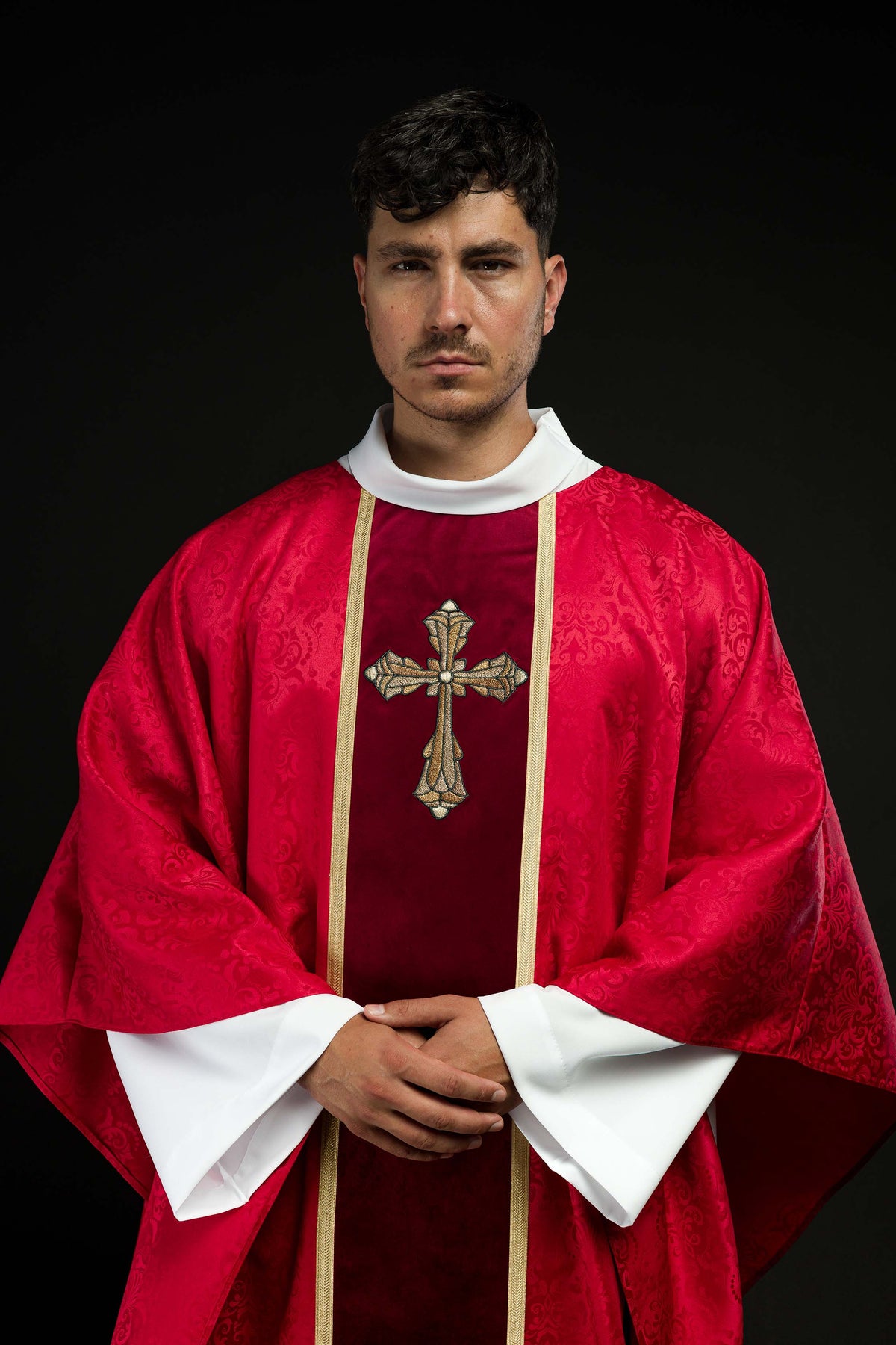 Liturgický červený ornát s pásom a výšivkou kríža na žakárovom tkanive