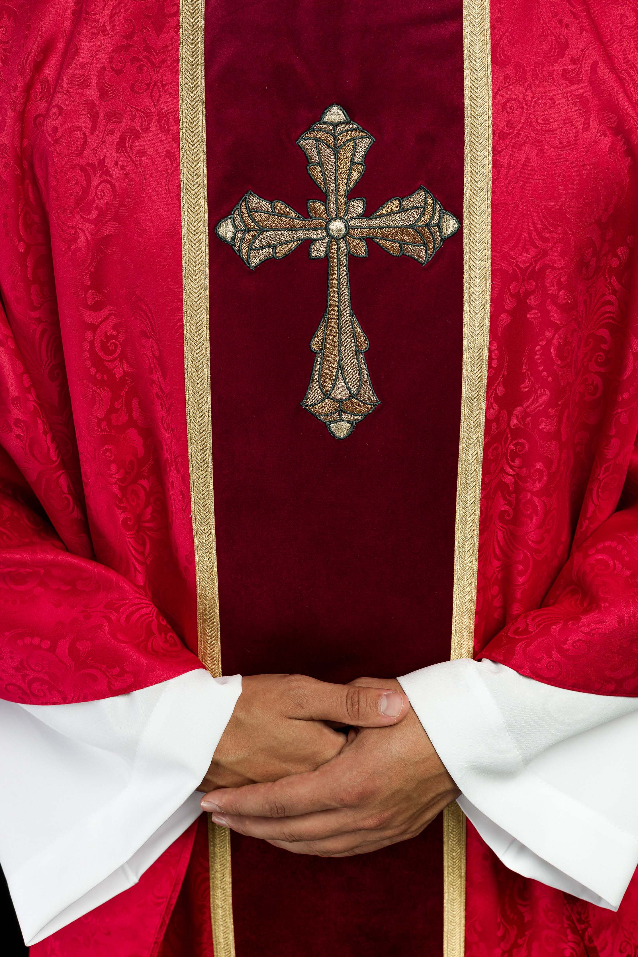 Liturgický červený ornát s pásom a výšivkou kríža na žakárovom tkanive