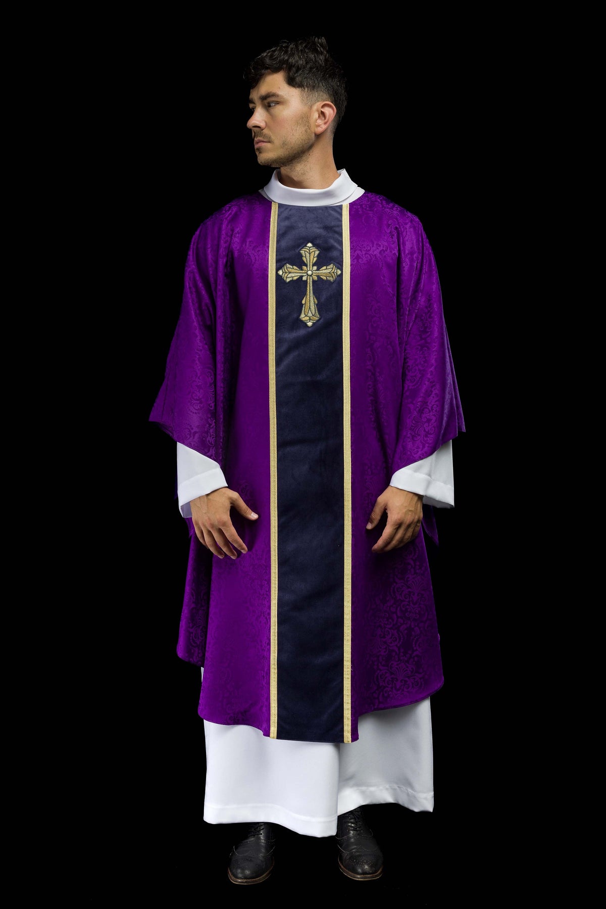 Liturgický fialový ornát s pásom a výšivkou kríža na žakárovom tkanive