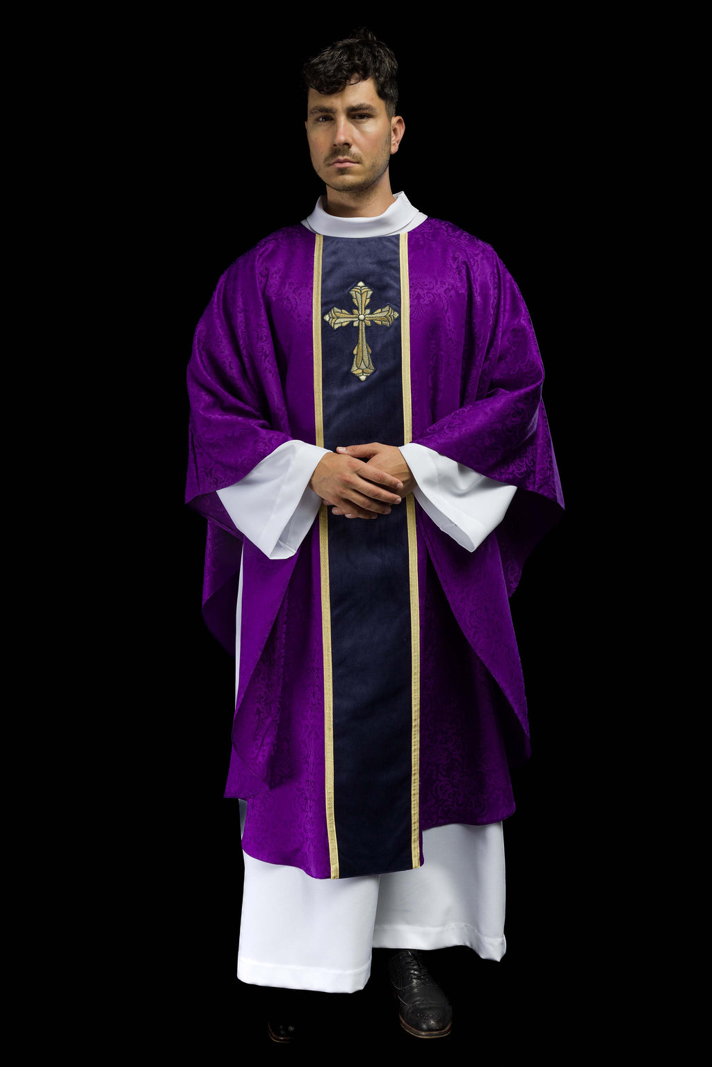 Liturgický fialový ornát s pásom a výšivkou kríža na žakárovom tkanive