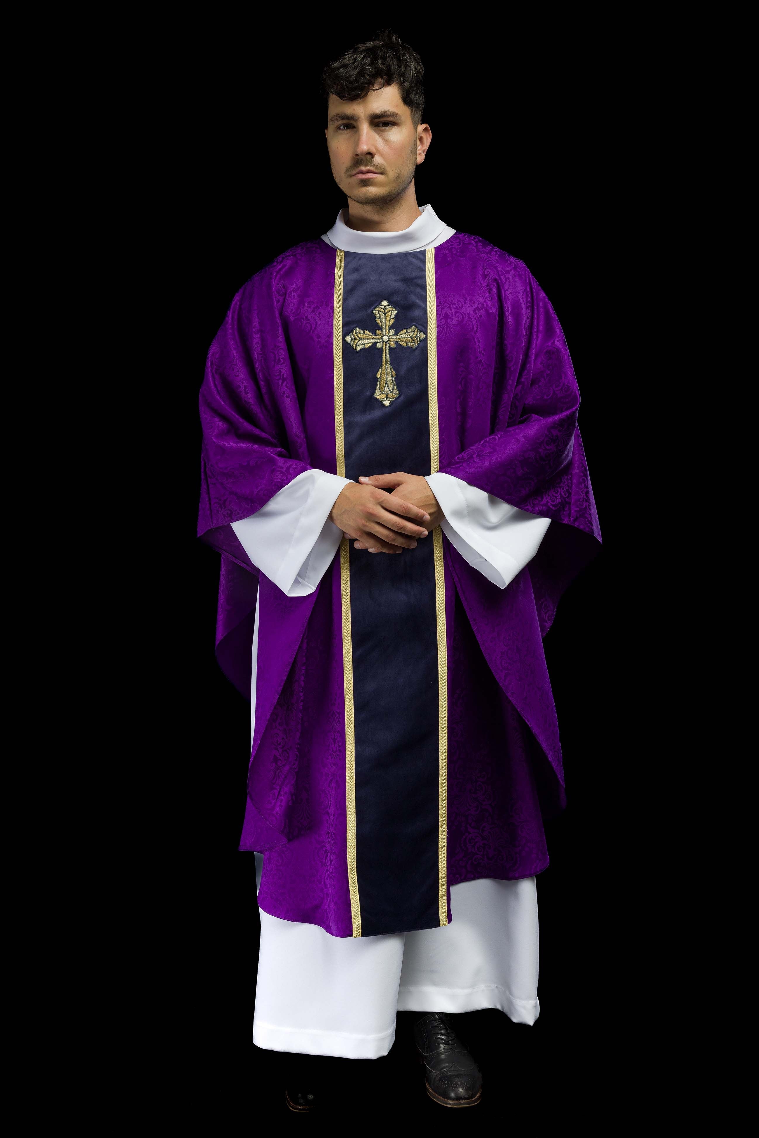 Liturgický fialový ornát s pásom a výšivkou kríža na žakárovom tkanive