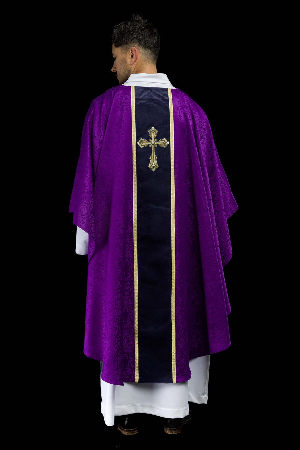 Liturgický fialový ornát s pásom a výšivkou kríža na žakárovom tkanive