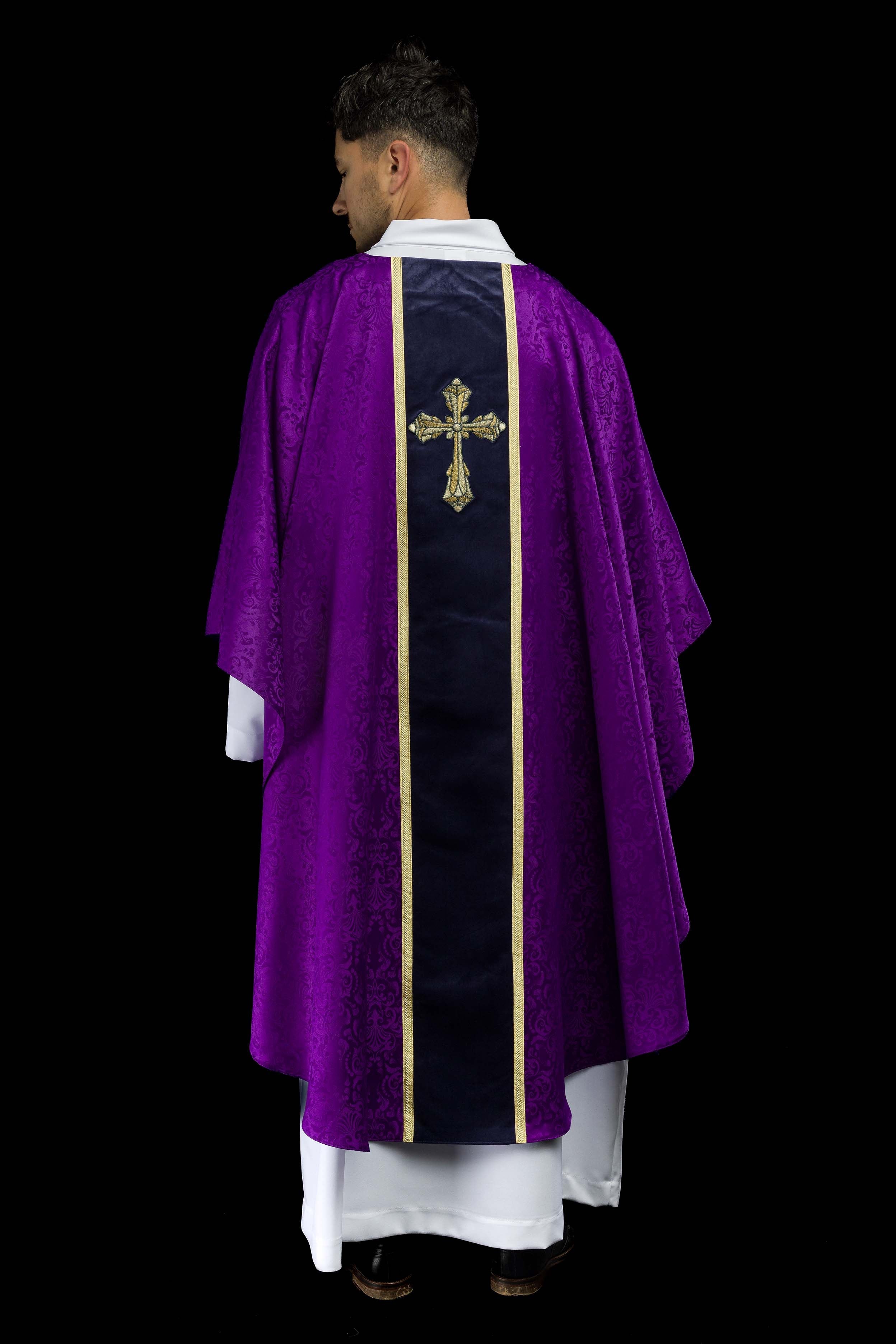 Liturgický fialový ornát s pásom a výšivkou kríža na žakárovom tkanive