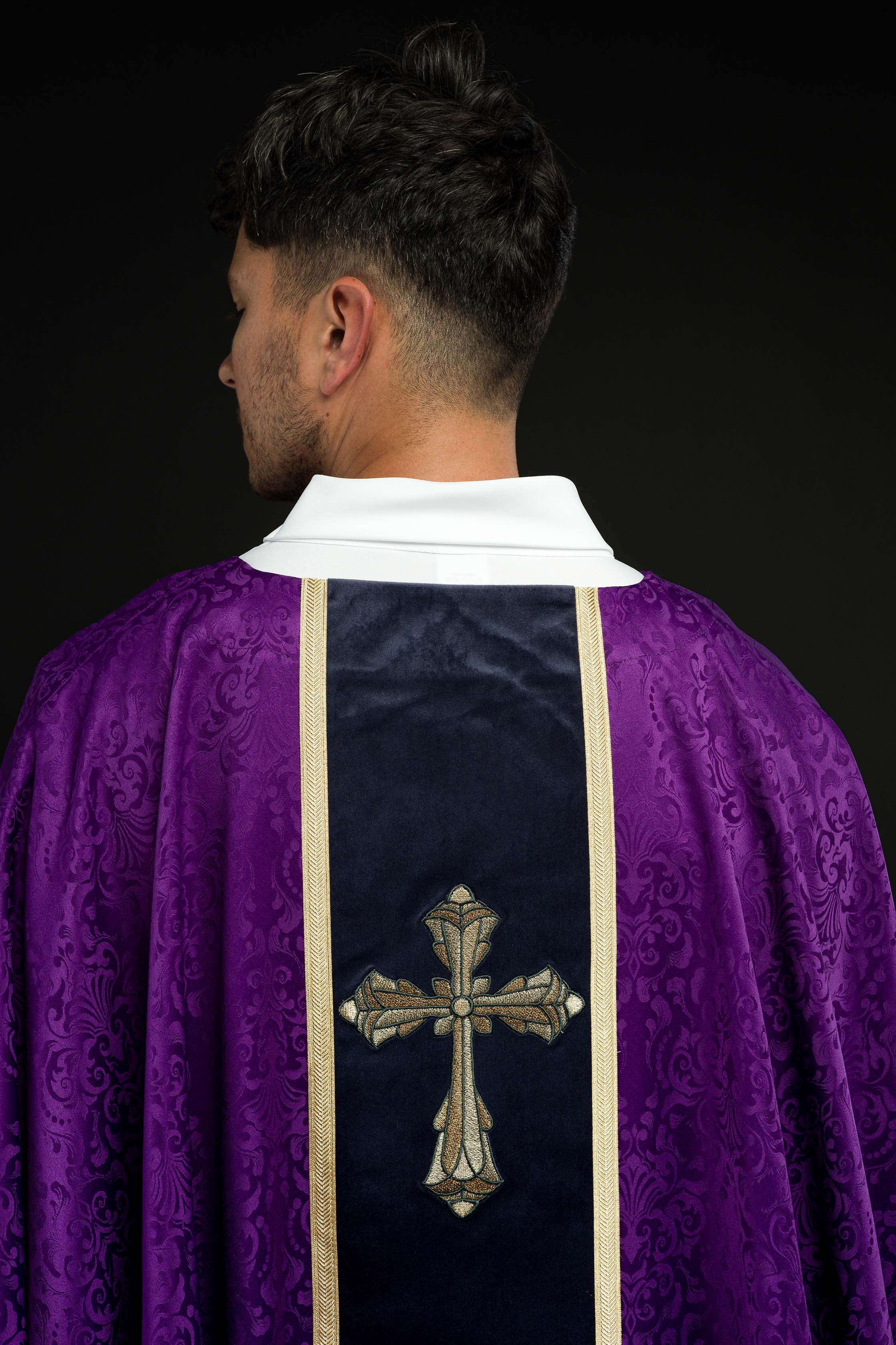 Liturgický fialový ornát s pásom a výšivkou kríža na žakárovom tkanive