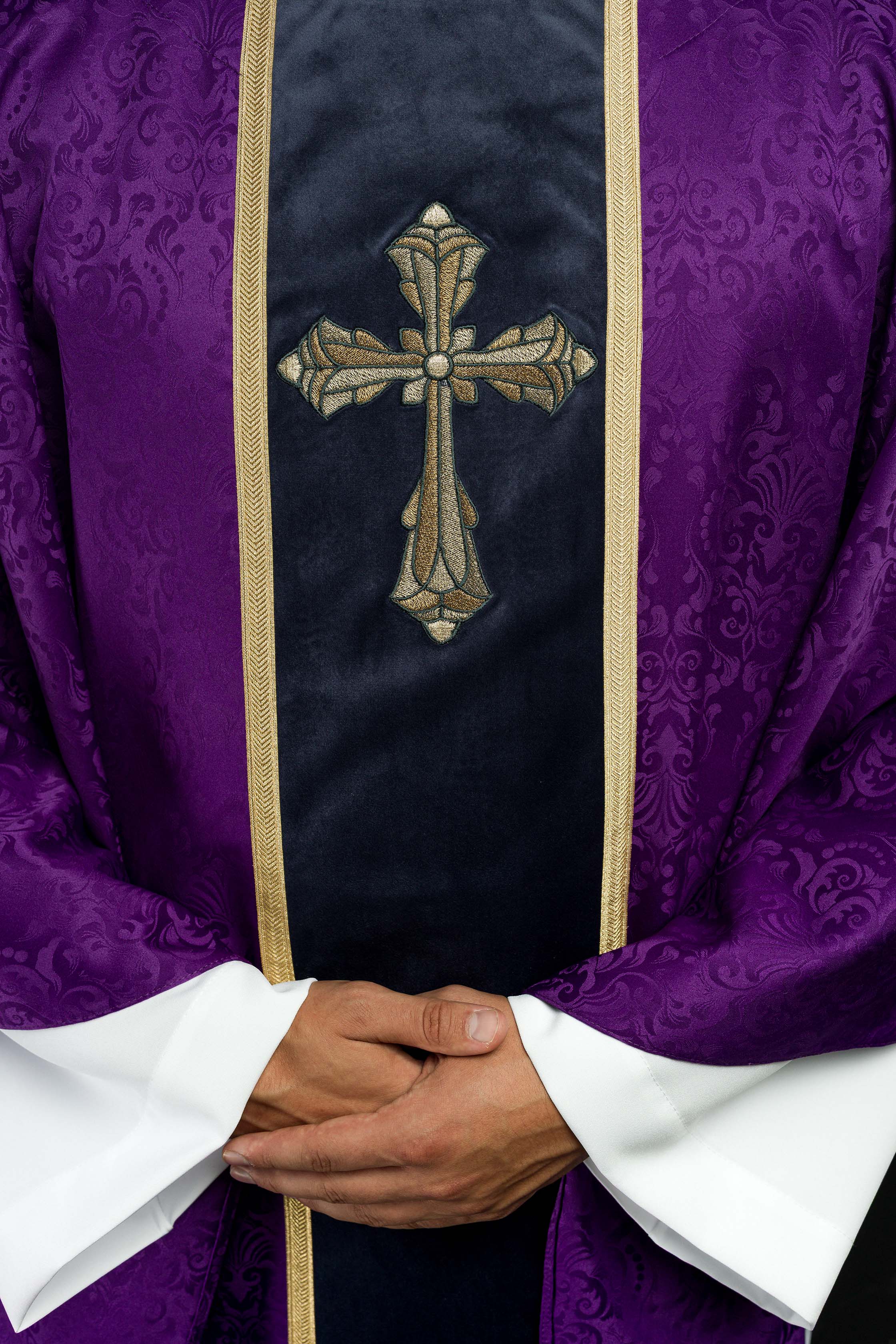 Liturgický fialový ornát s pásom a výšivkou kríža na žakárovom tkanive