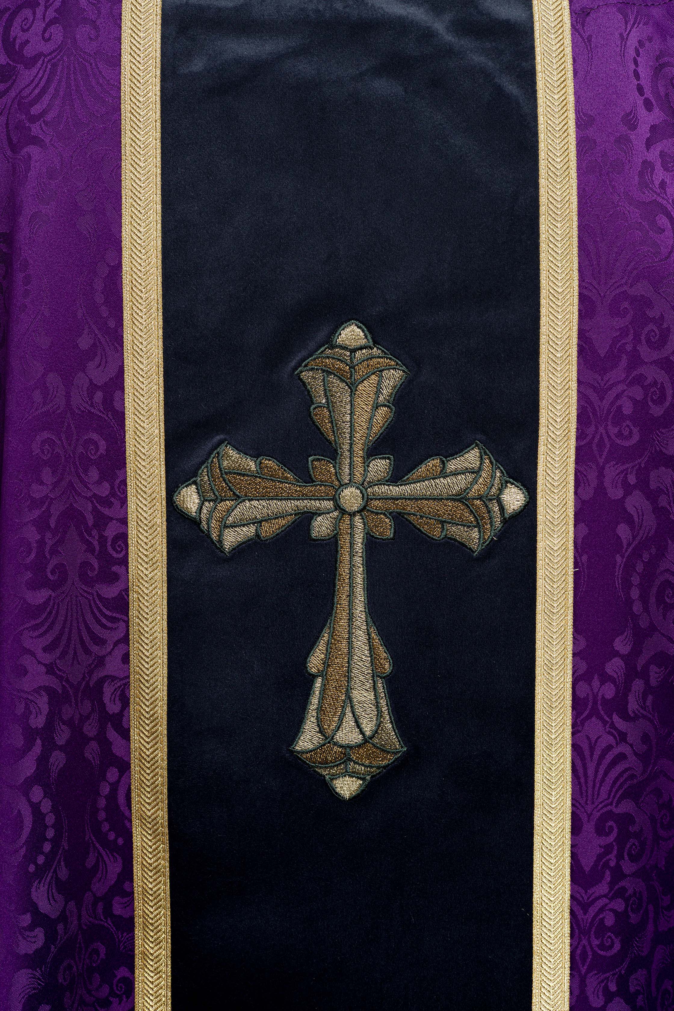Liturgický fialový ornát s pásom a výšivkou kríža na žakárovom tkanive