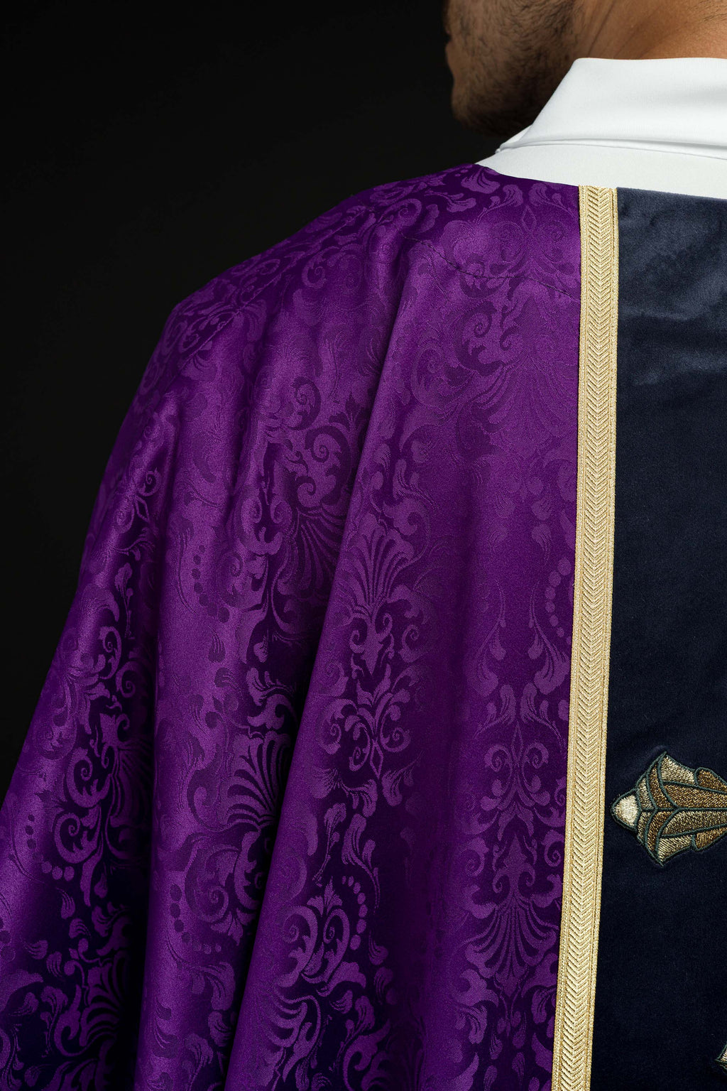 Liturgický fialový ornát s pásom a výšivkou kríža na žakárovom tkanive