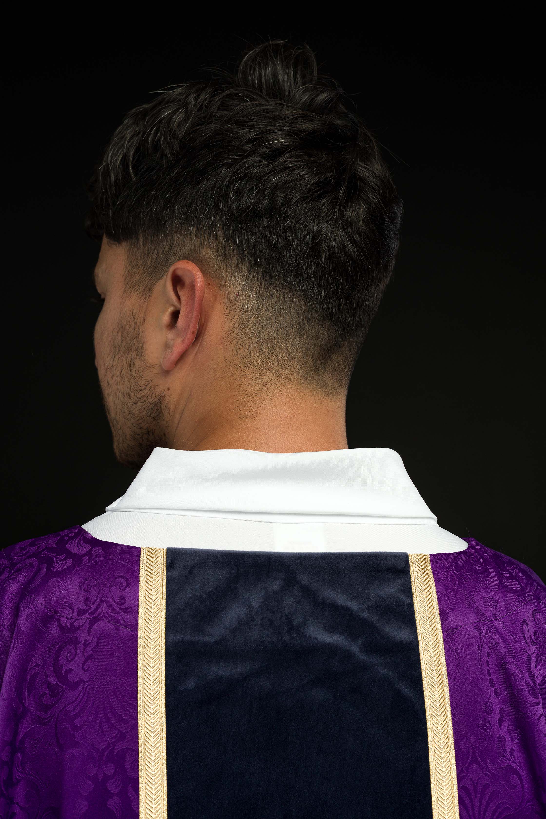 Liturgický fialový ornát s pásom a výšivkou kríža na žakárovom tkanive