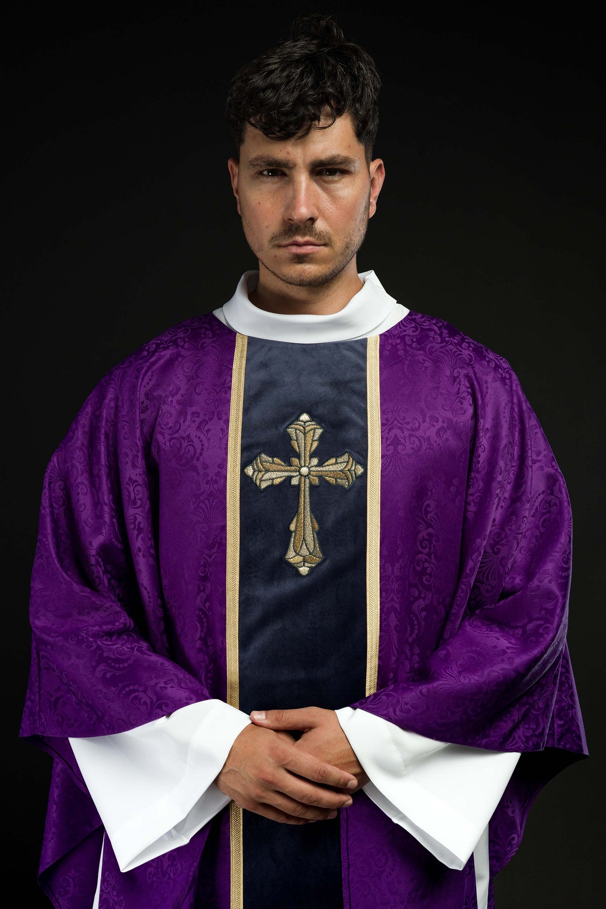 Liturgický fialový ornát s pásom a výšivkou kríža na žakárovom tkanive