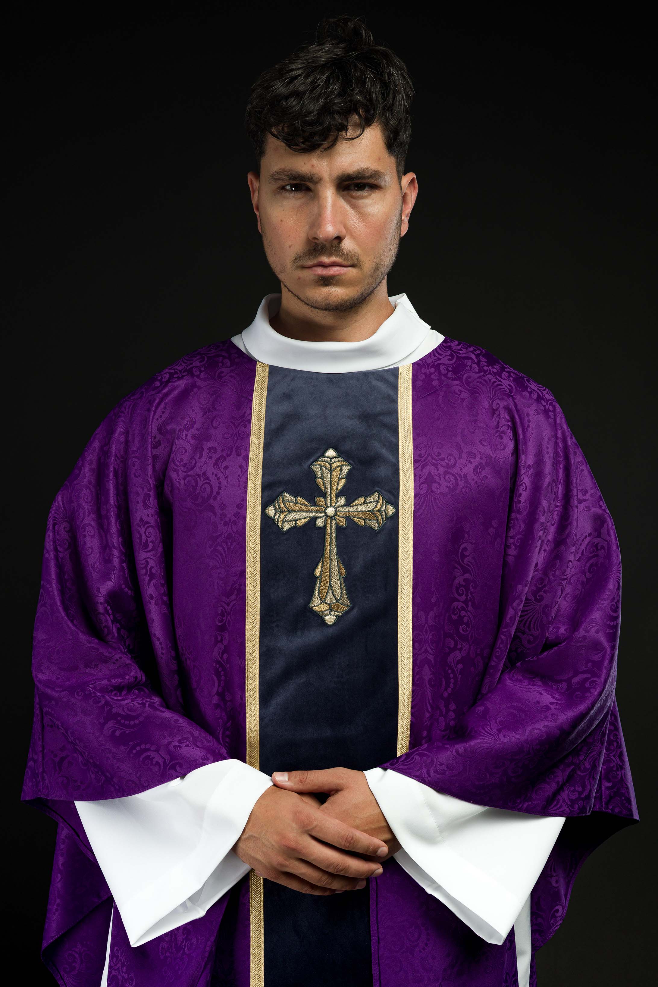 Liturgický fialový ornát s pásom a výšivkou kríža na žakárovom tkanive