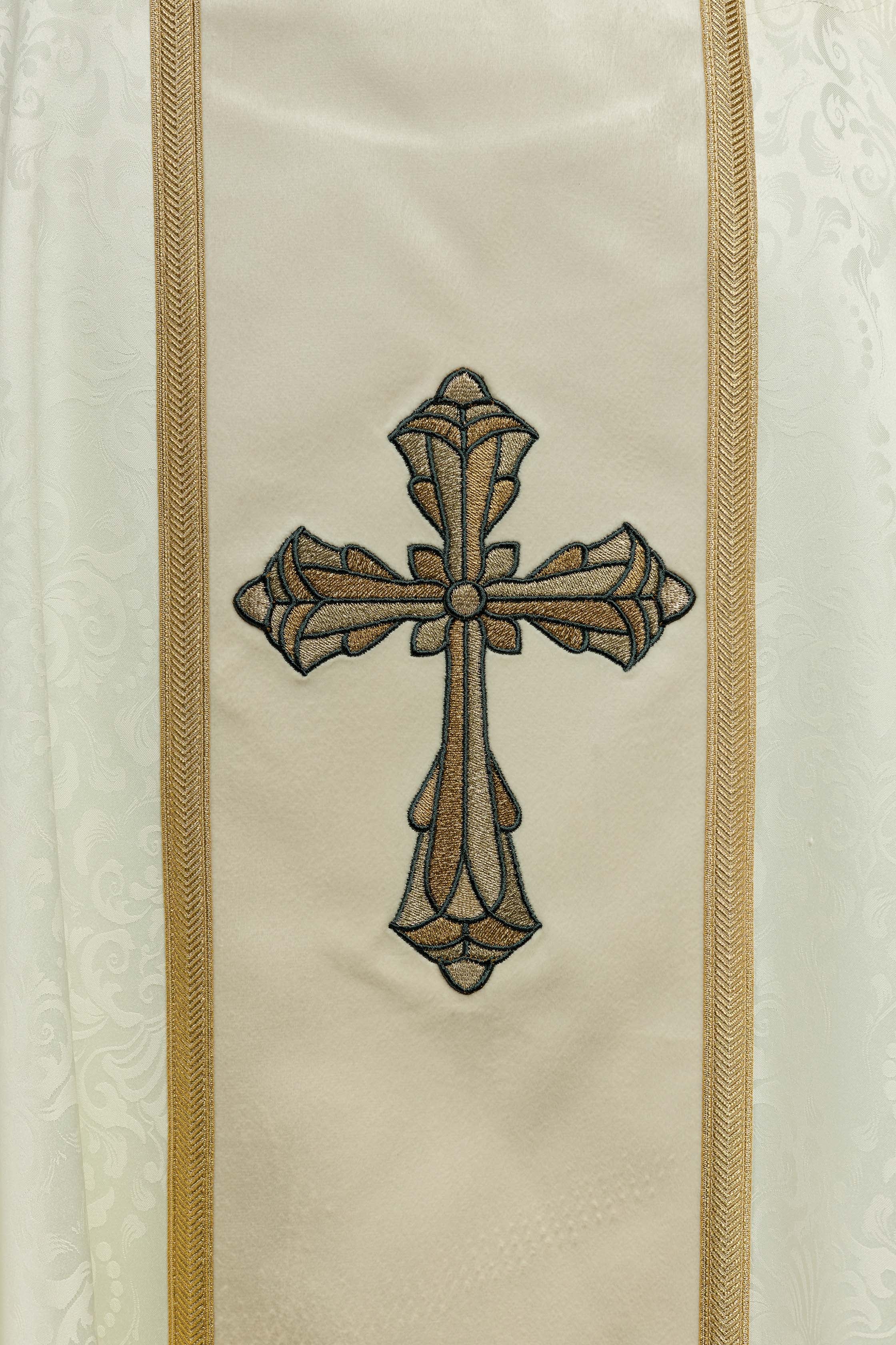 Ornat liturgiczny ecru z pasem i haftem krzyża na tkaninie żakardowej - ORNATY.PL