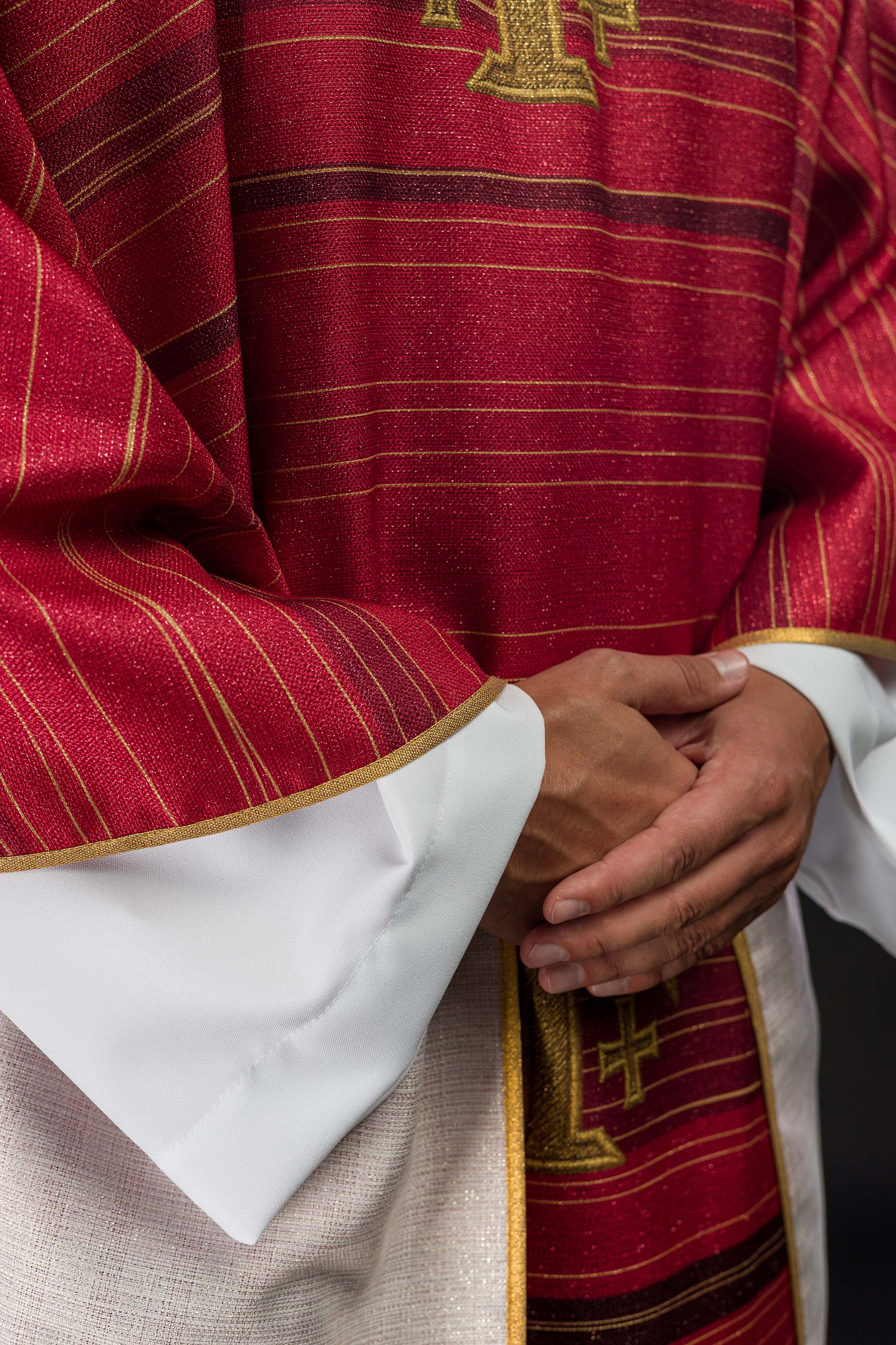 Červený ornát so žakárovým pásom v kríži