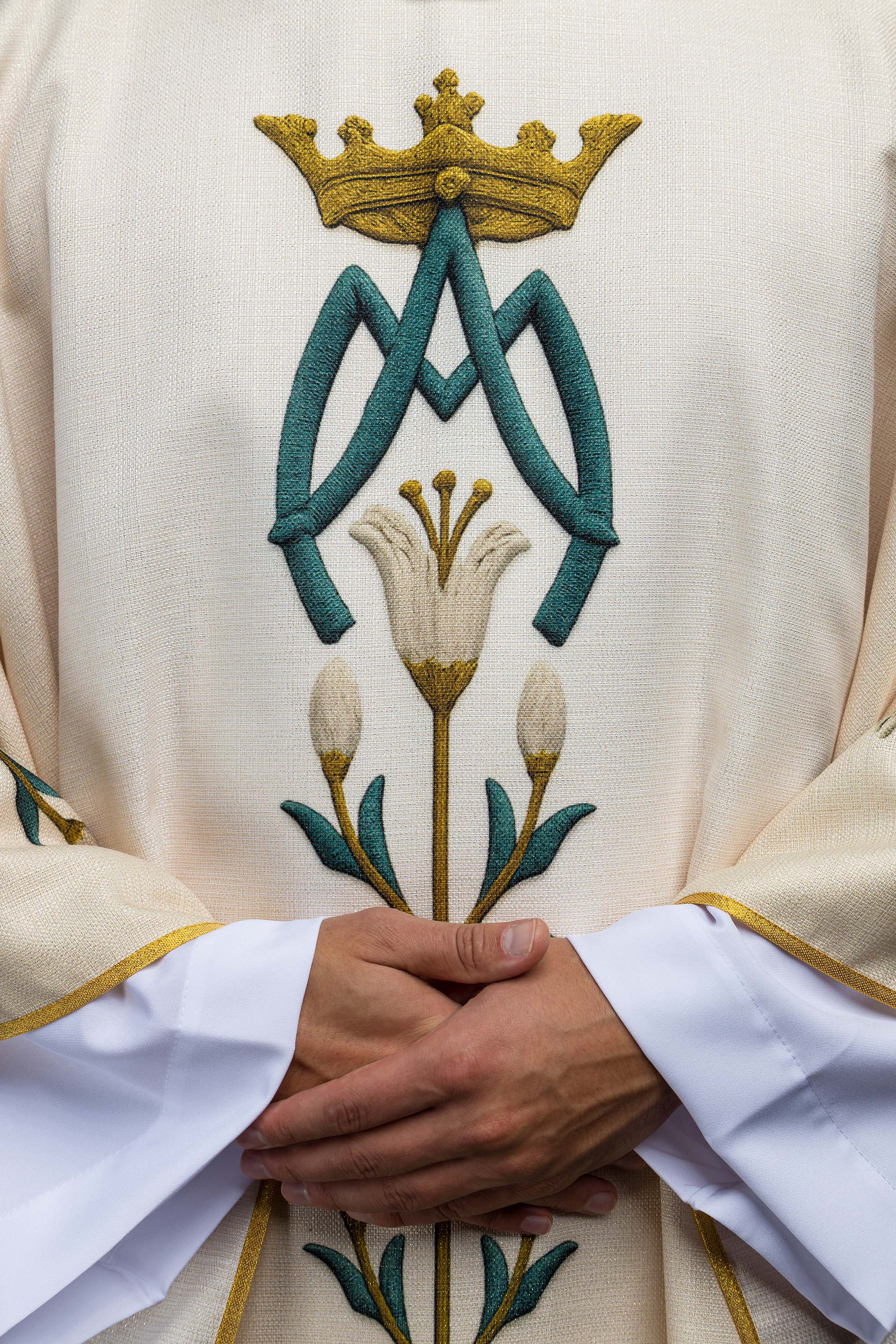 Ornat mariánsky potlačený vzorom ľalie a monogramom ecru