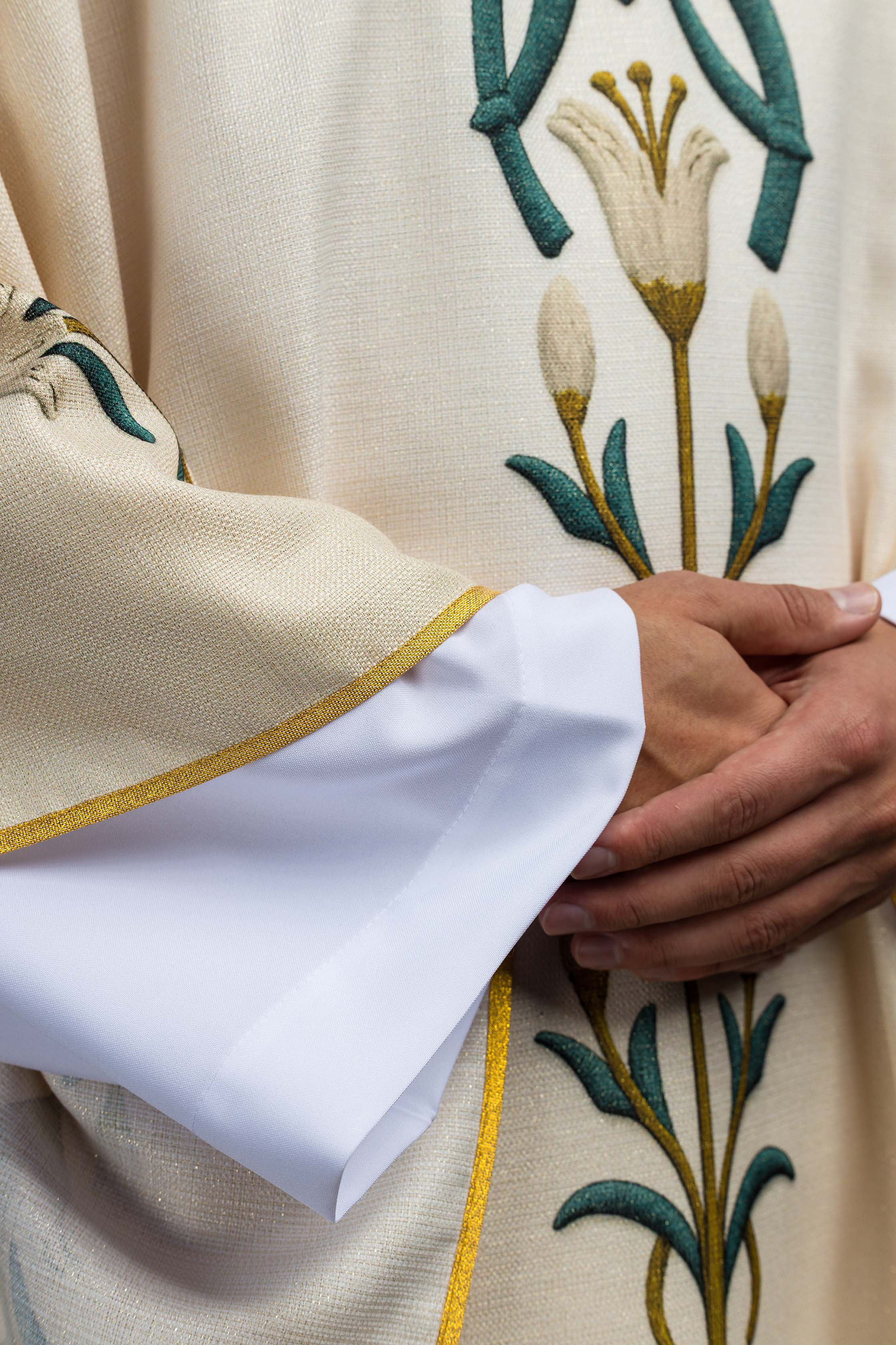 Ornat mariánsky potlačený vzorom ľalie a monogramom ecru