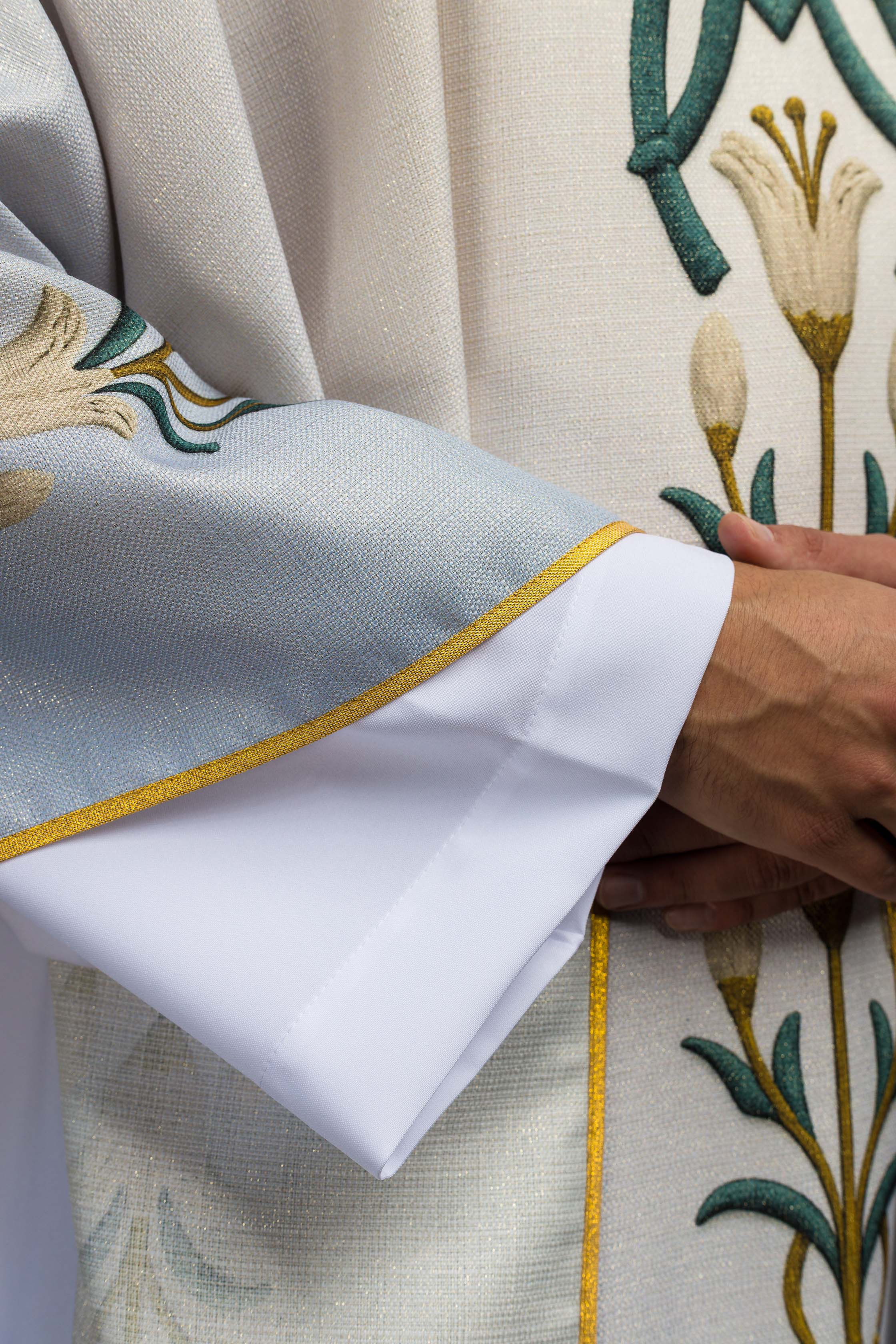 Ornat mariánsky potlačený vzorom ľalie a monogramom modro-ekrü