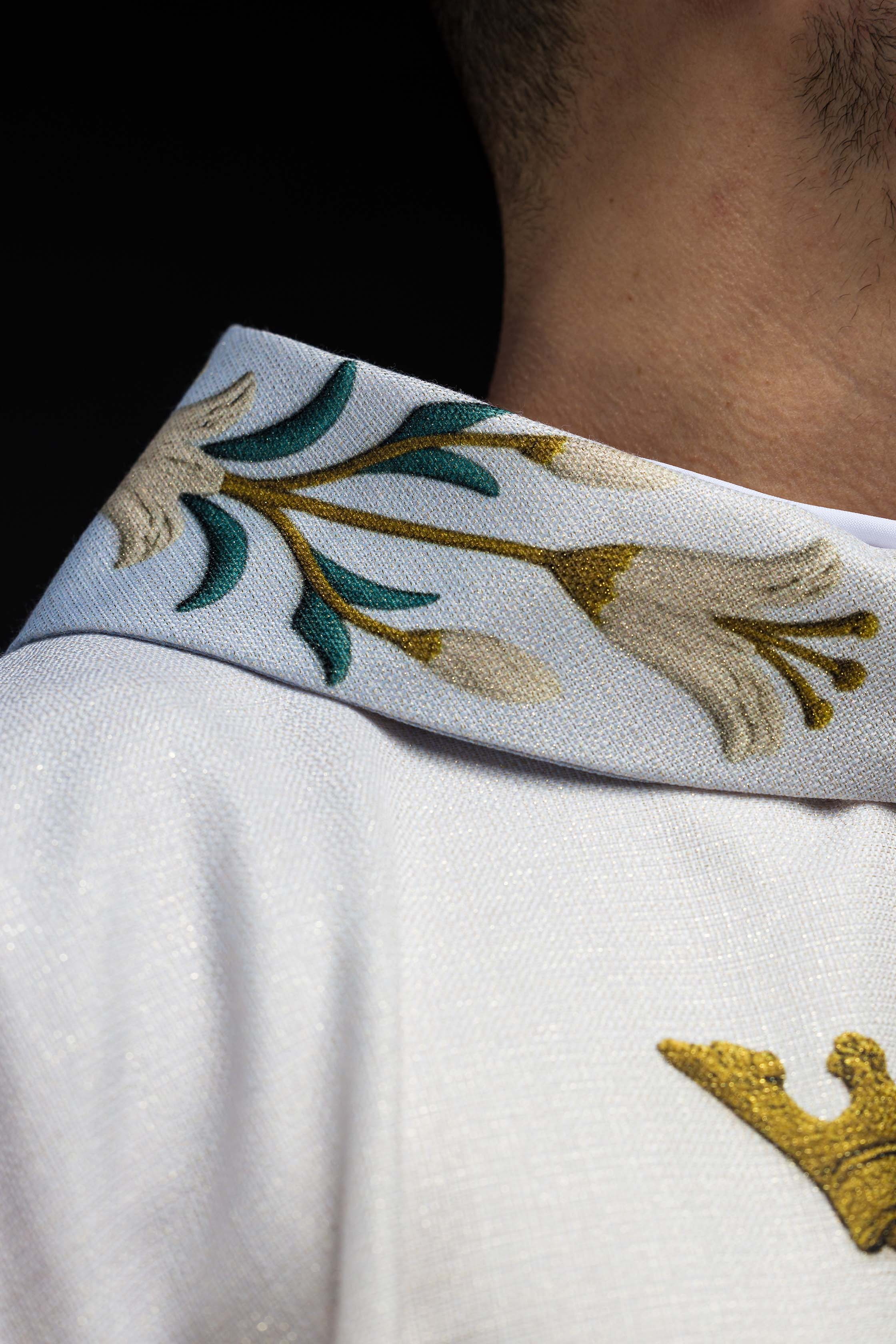 Ornat mariánsky potlačený vzorom ľalie a monogramom modro-ekrü