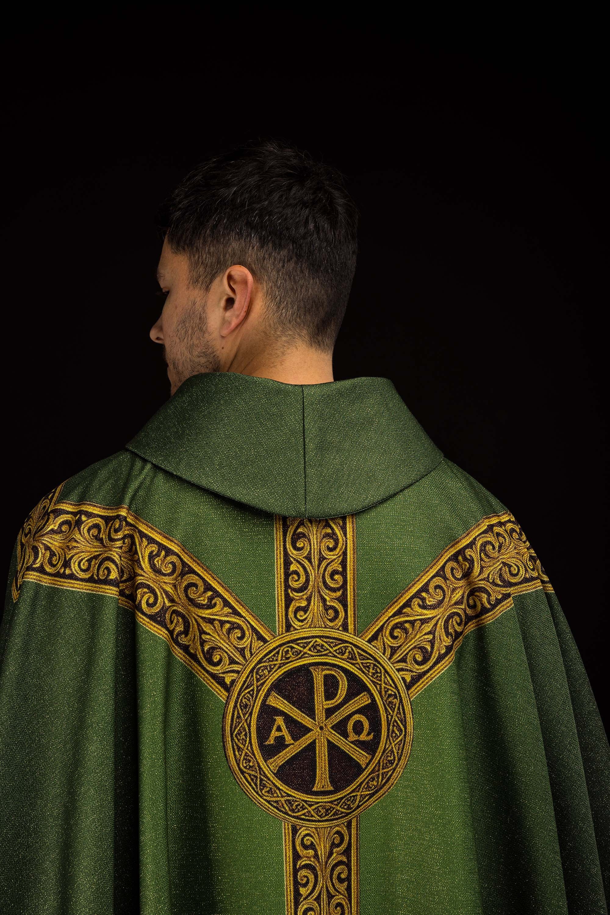 Červený ornát so žakárovým pásom v kríži