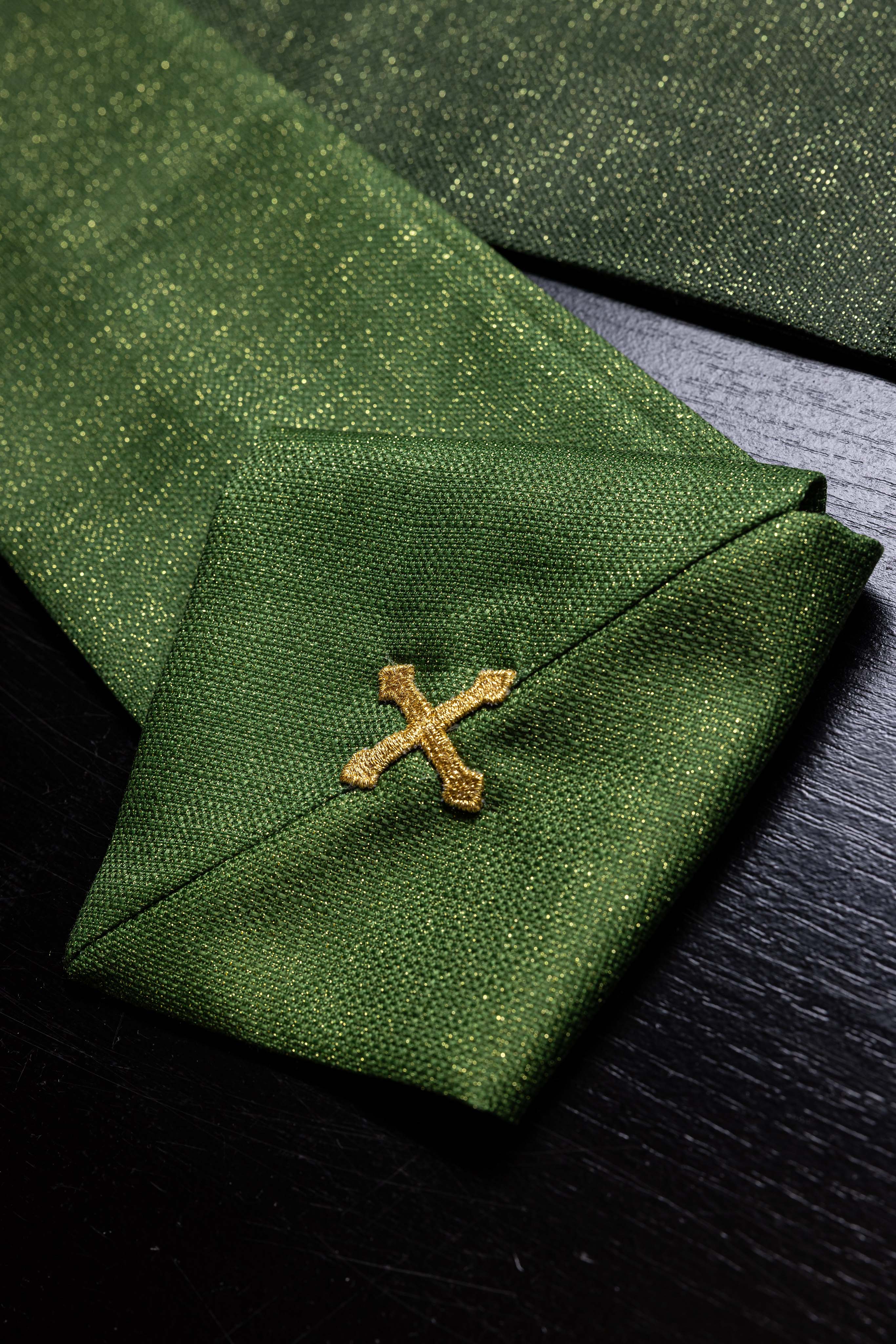 Ornat drukowany Pax zielony z bogatym złotym zdobieniem - ORNATY.PL