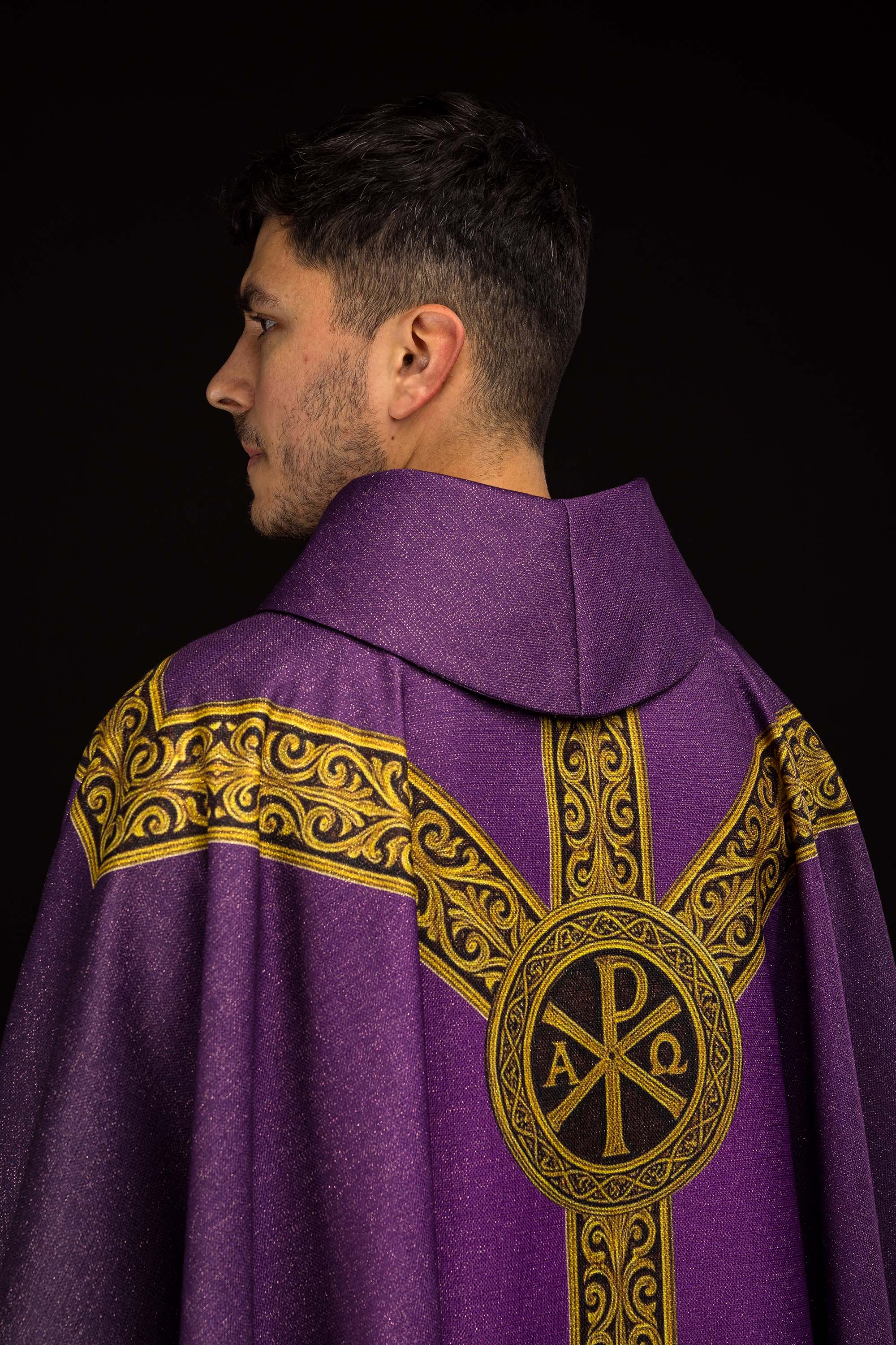 Červený ornát so žakárovým pásom v kríži