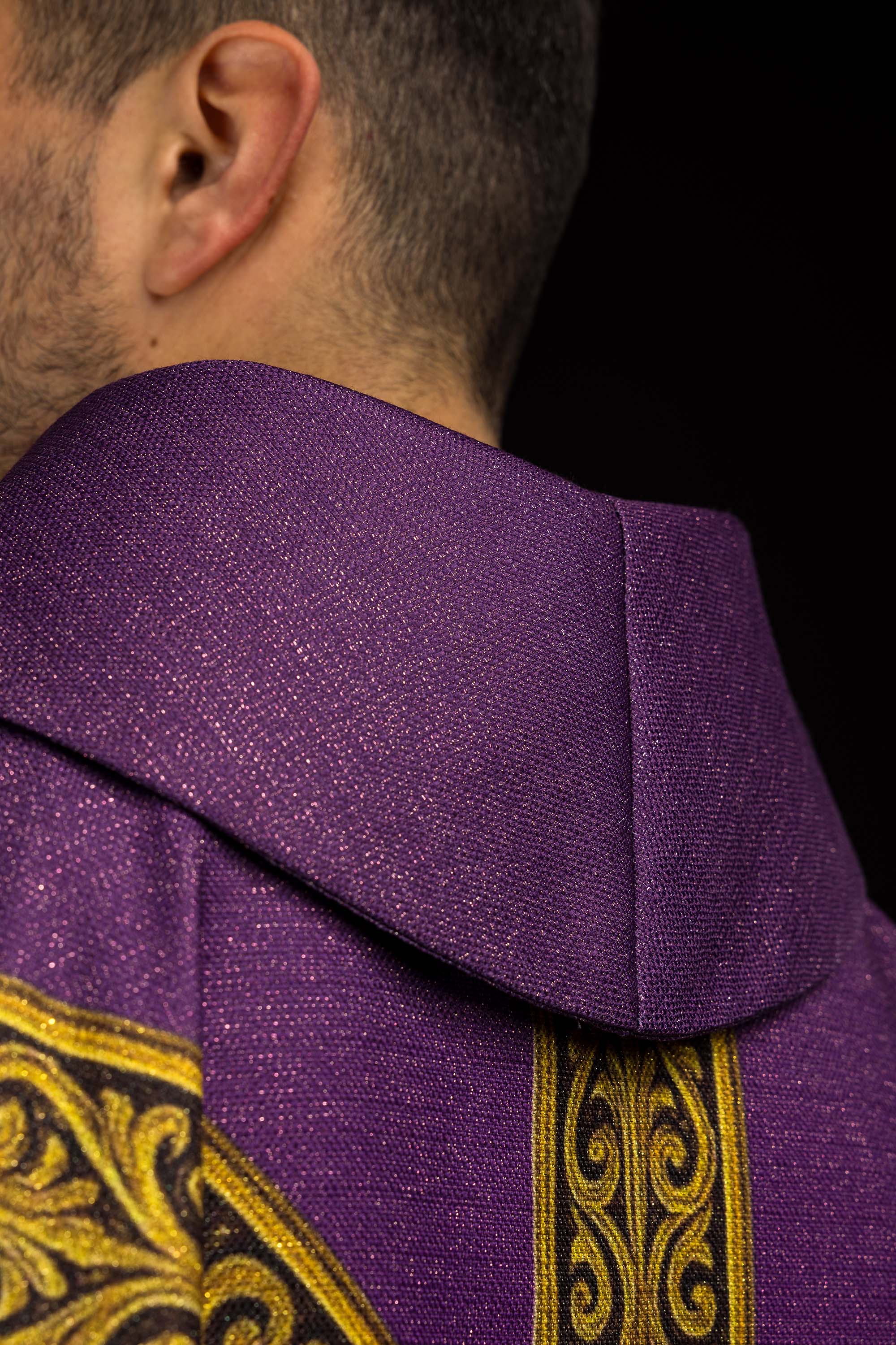 Červený ornát so žakárovým pásom v kríži