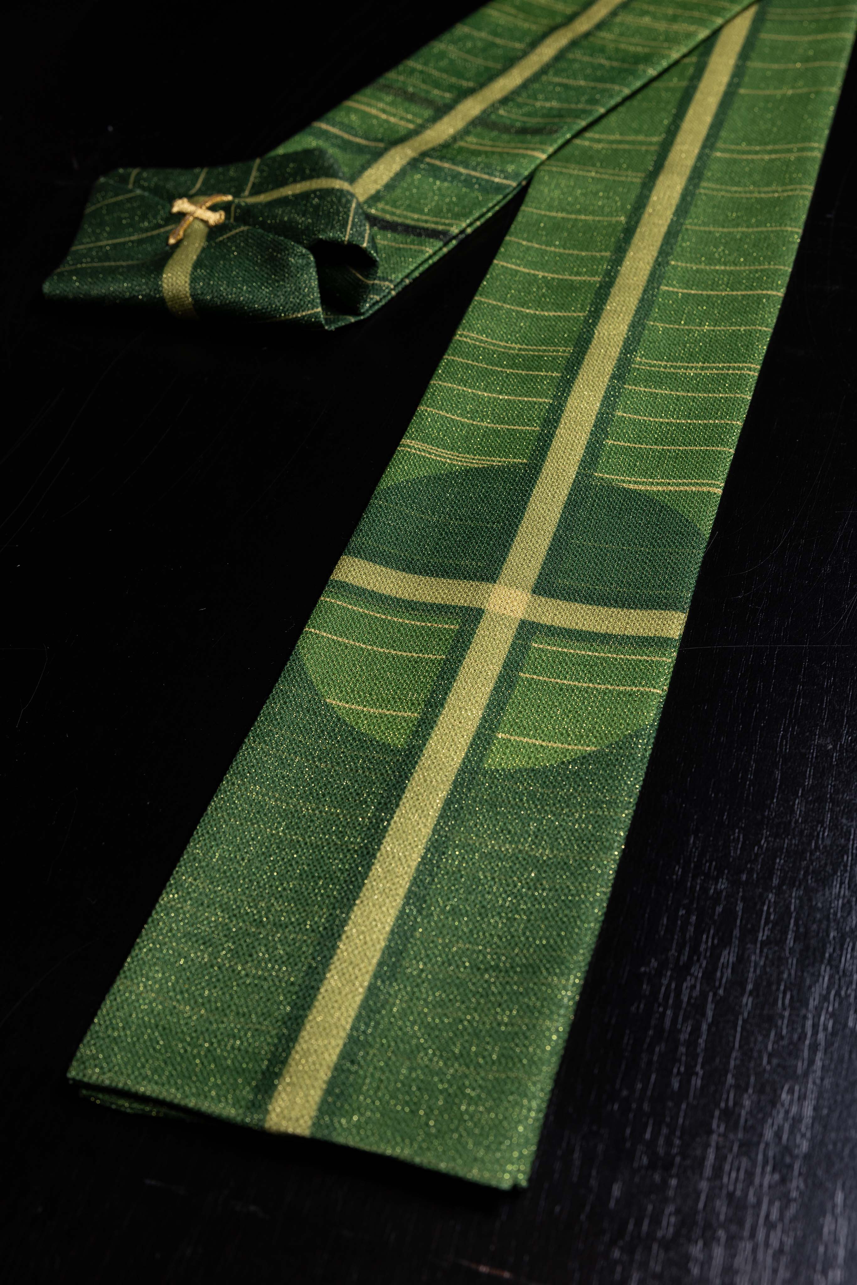 Ornat drukowany zielony z motywem krzyża - ORNATY.PL