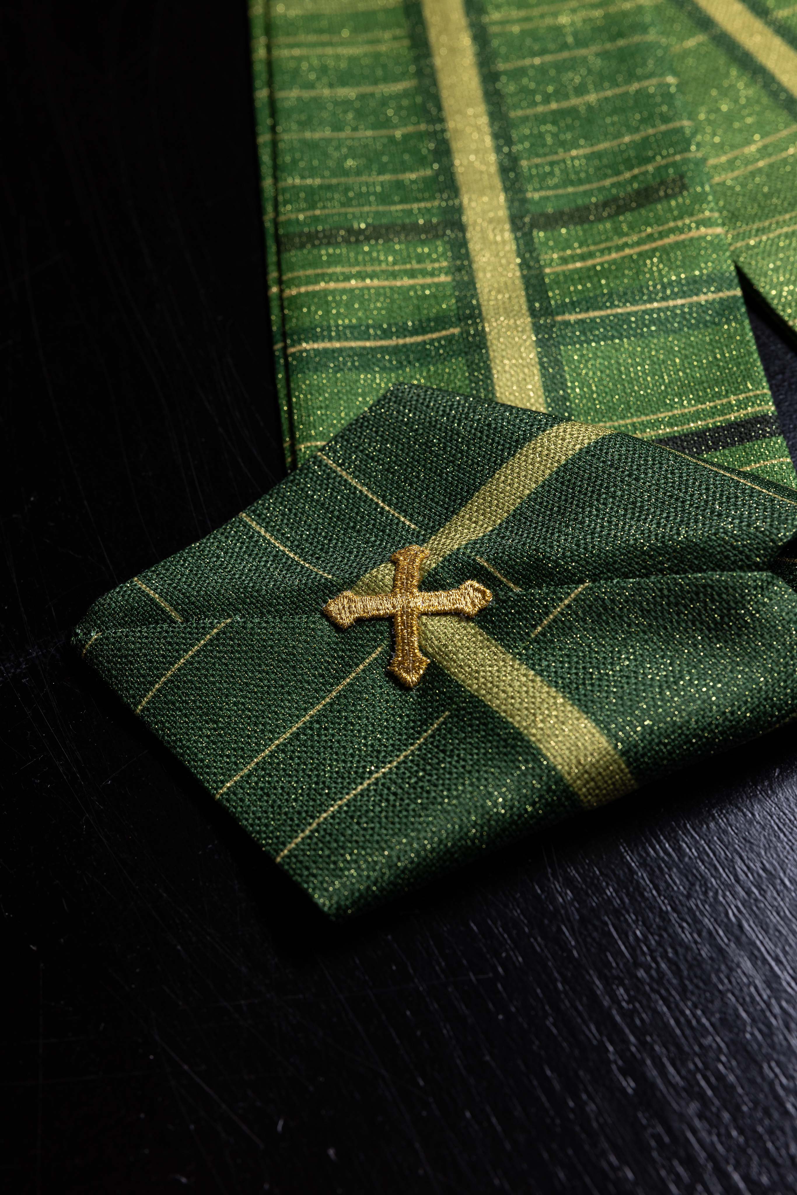 Ornat drukowany zielony z motywem krzyża - ORNATY.PL