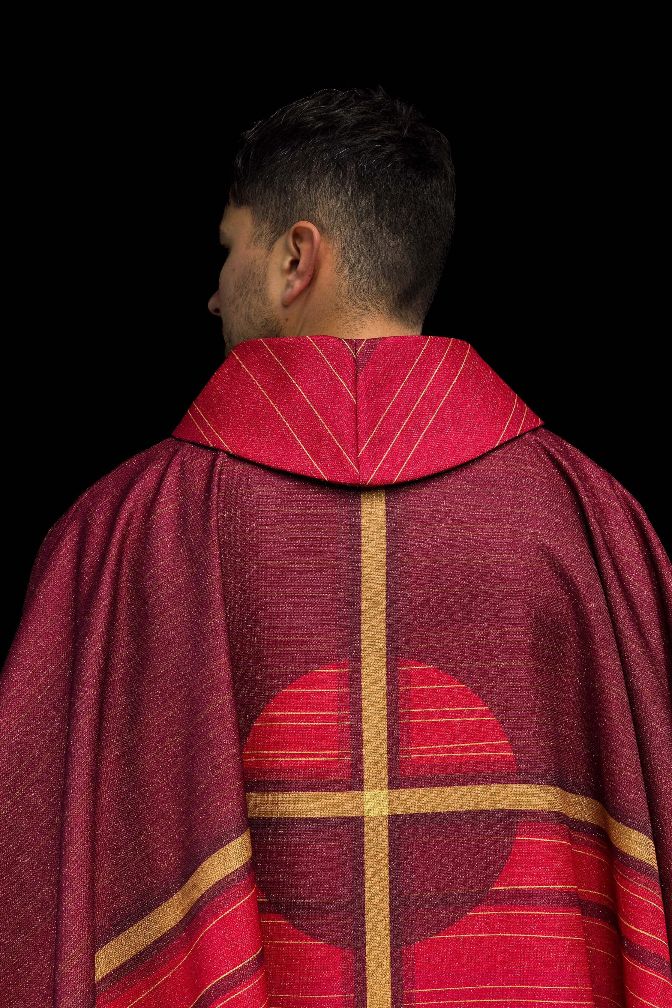 Červený ornát so žakárovým pásom v kríži