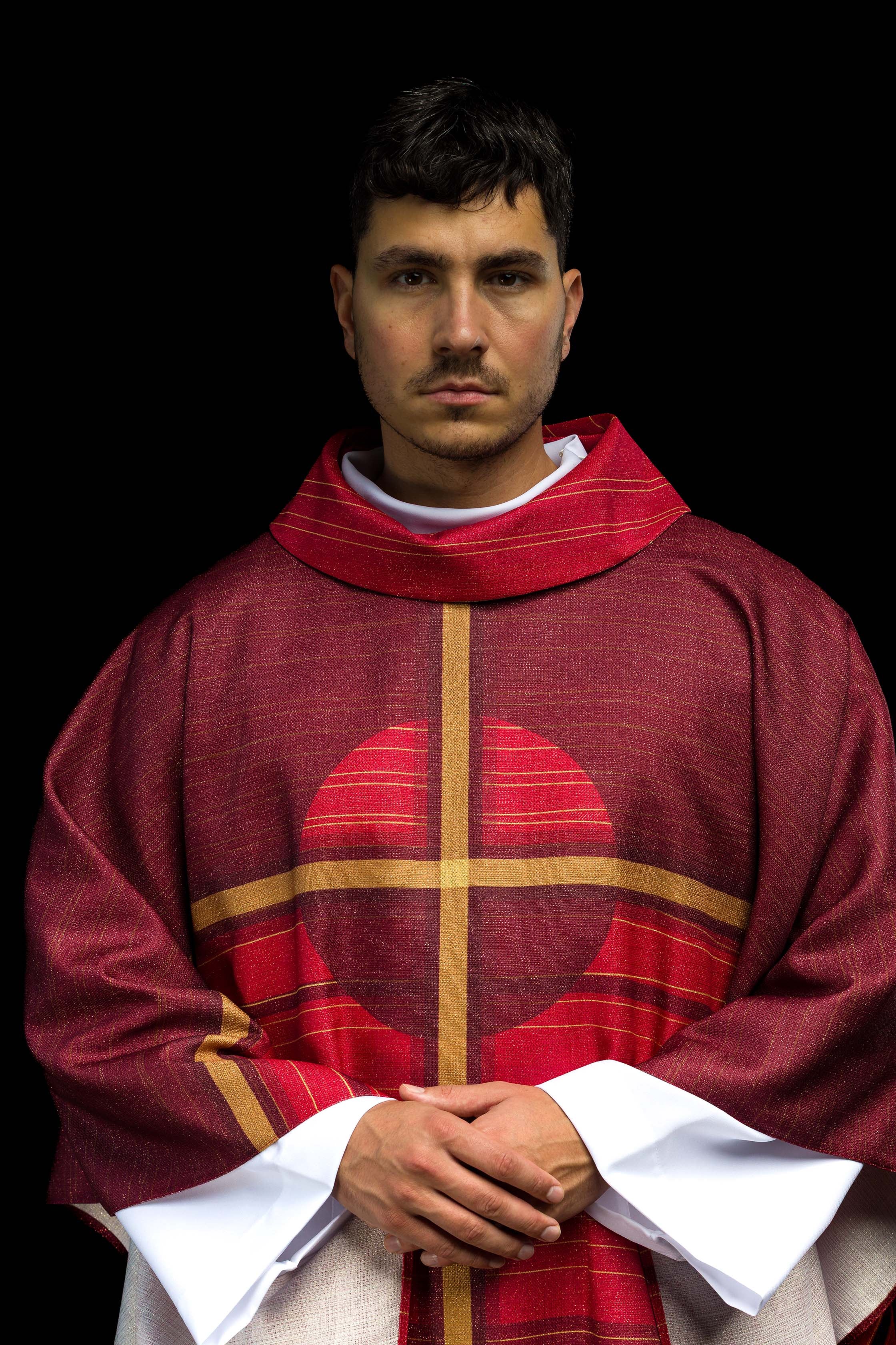 Červený ornát so žakárovým pásom v kríži