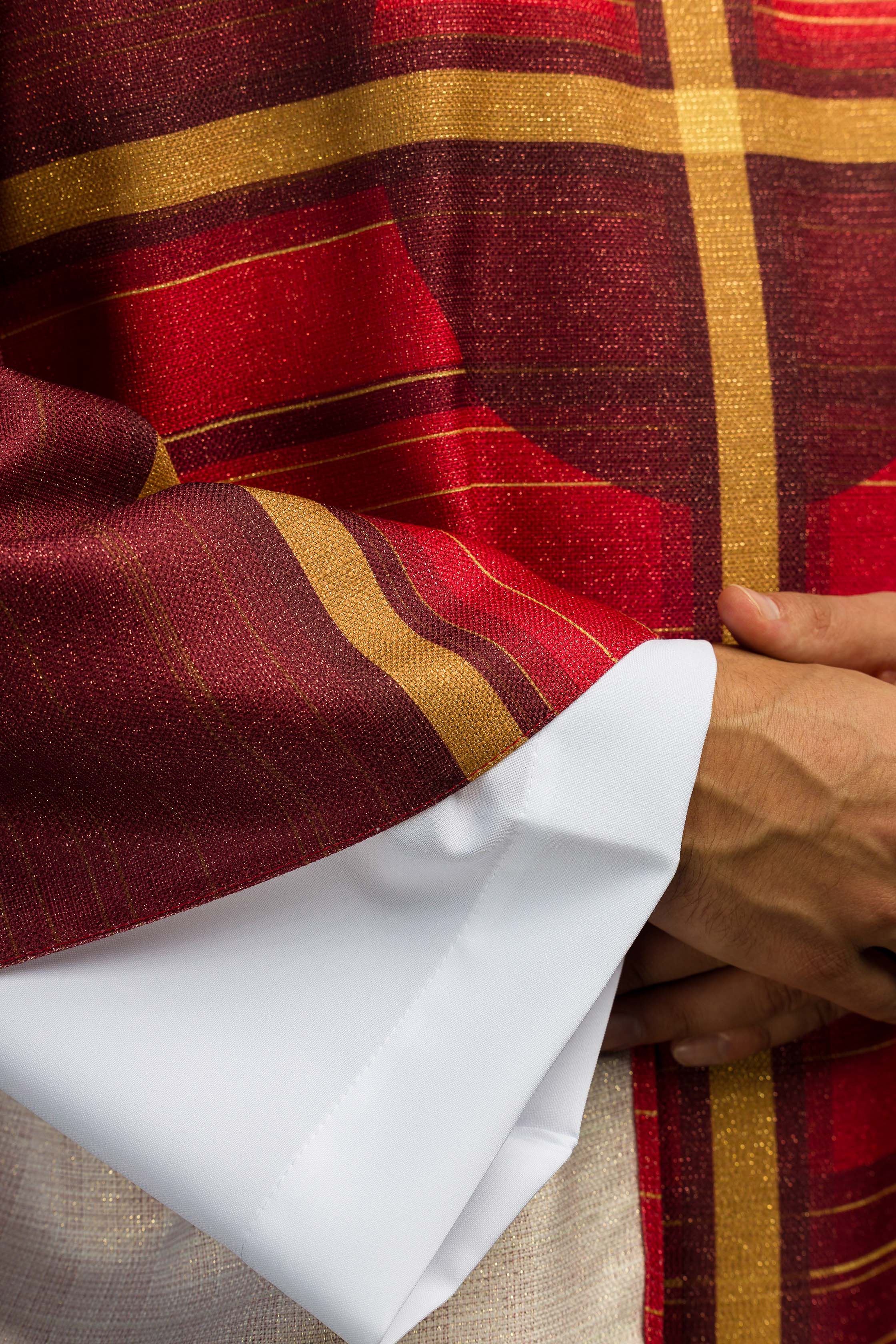 Červený ornát so žakárovým pásom v kríži