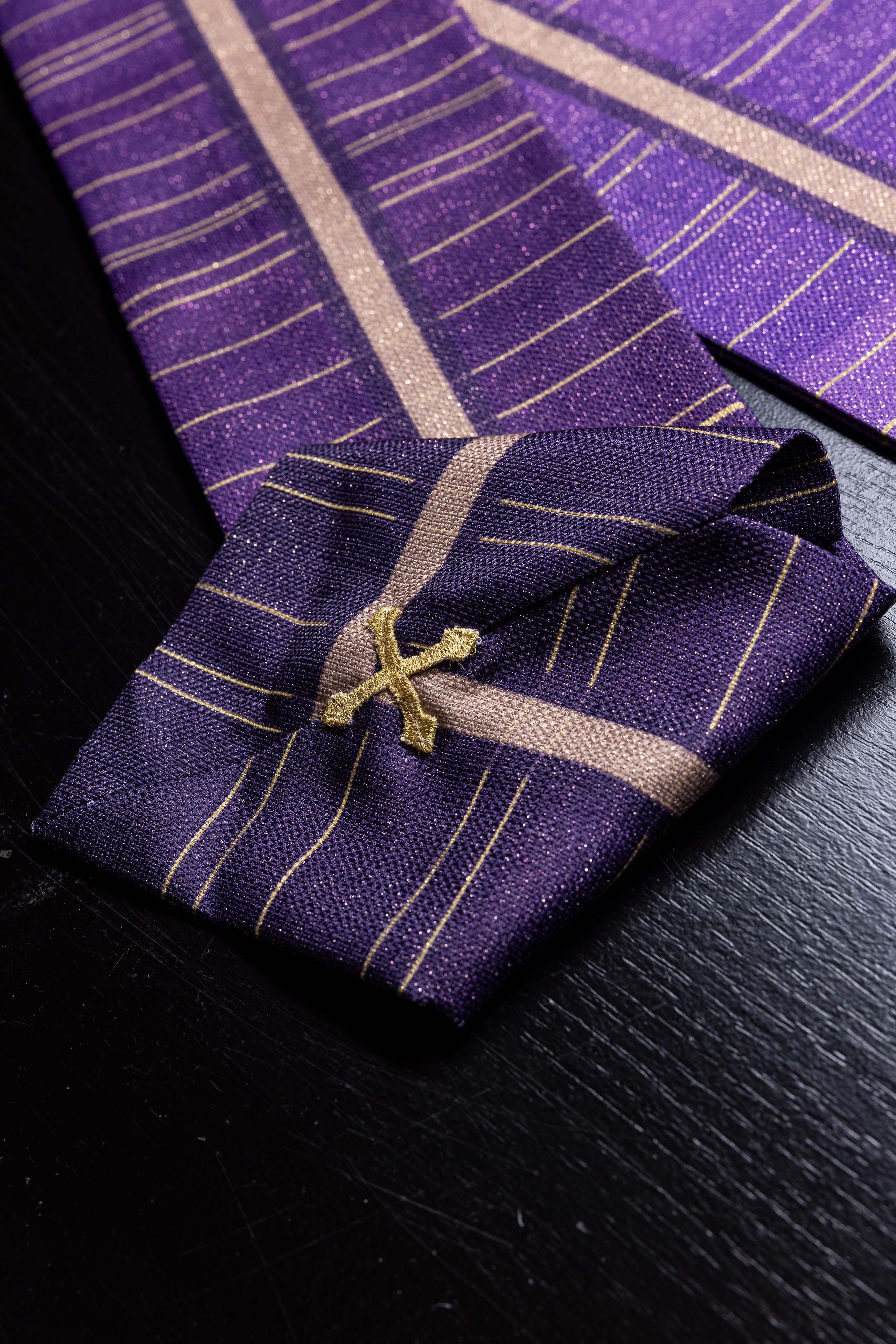 Červený ornát so žakárovým pásom v kríži