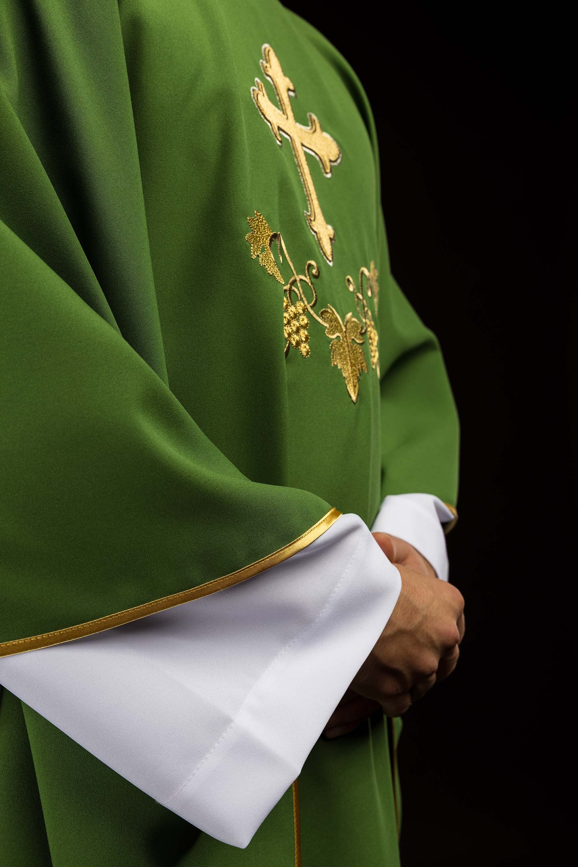 Vyšívaný ornát so symbolom kríža a širokým ecru golierom