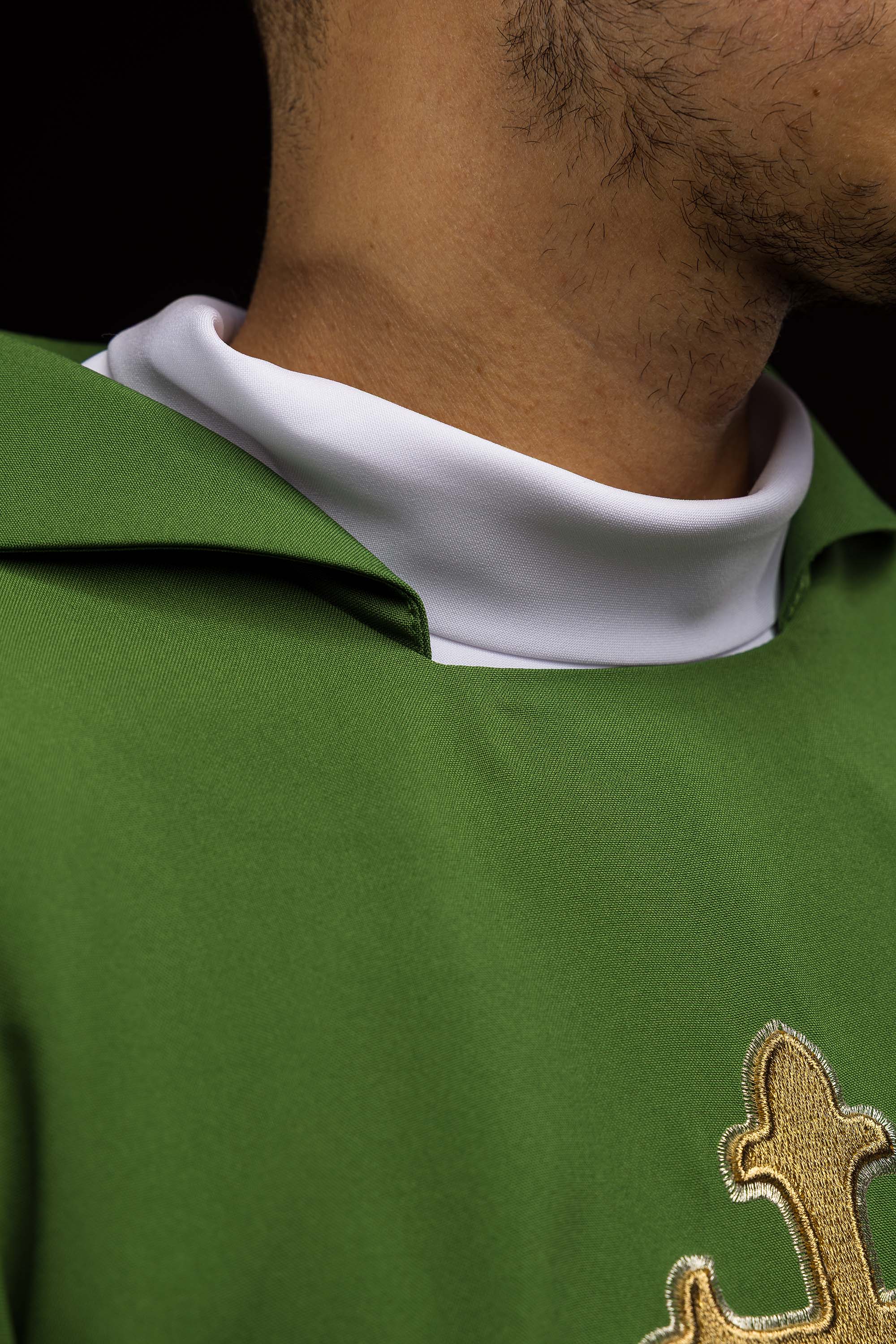 Vyšívaný ornát so symbolom kríža a širokým ecru golierom