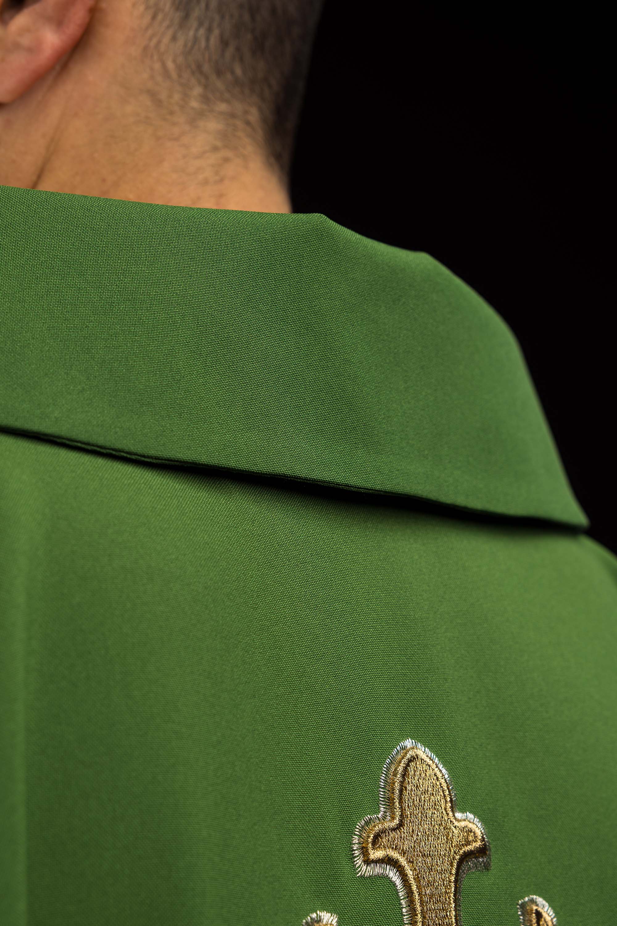 Vyšívaný ornát so symbolom kríža a širokým ecru golierom