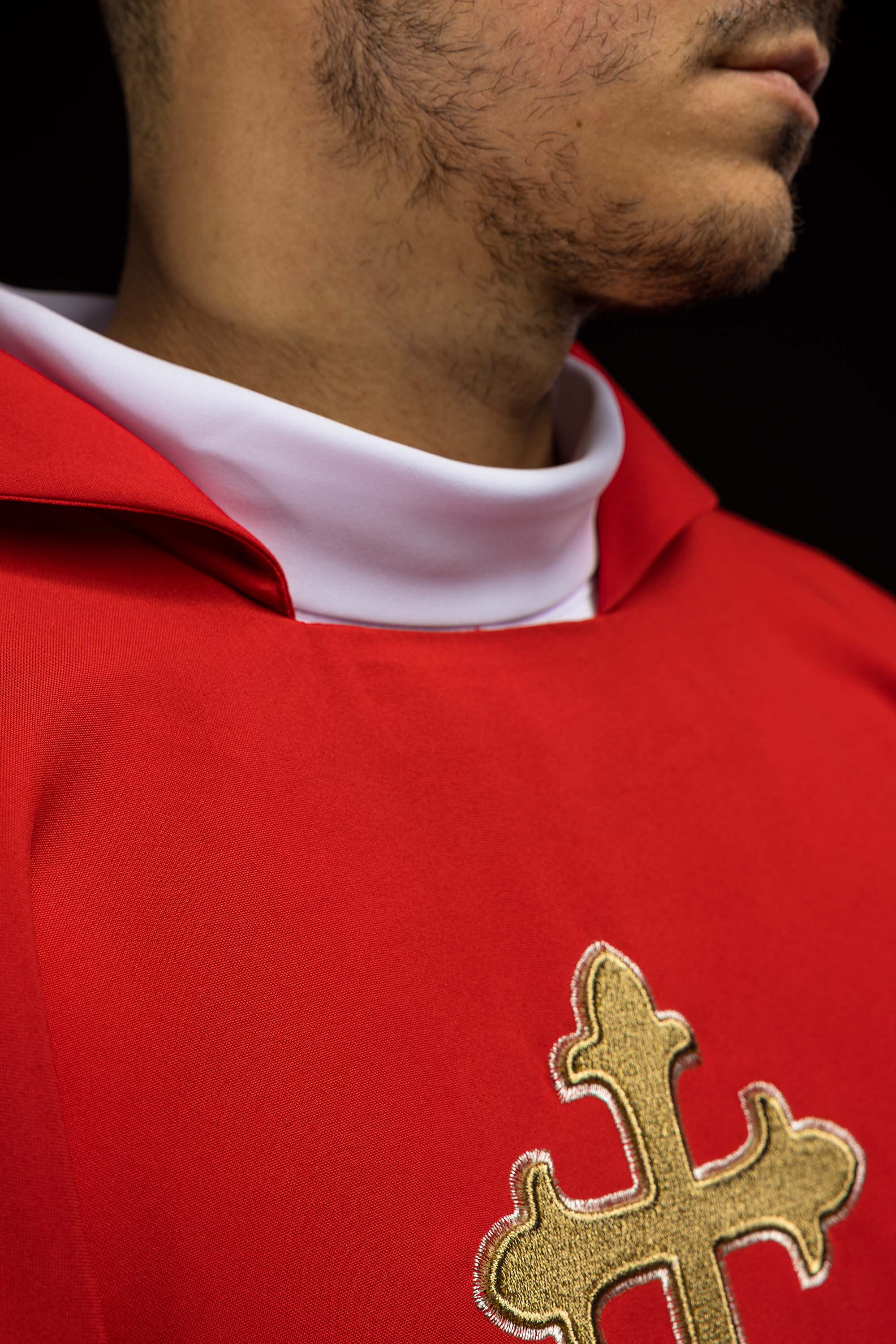 Vyšívaný ornát so symbolom kríža a širokým ecru golierom