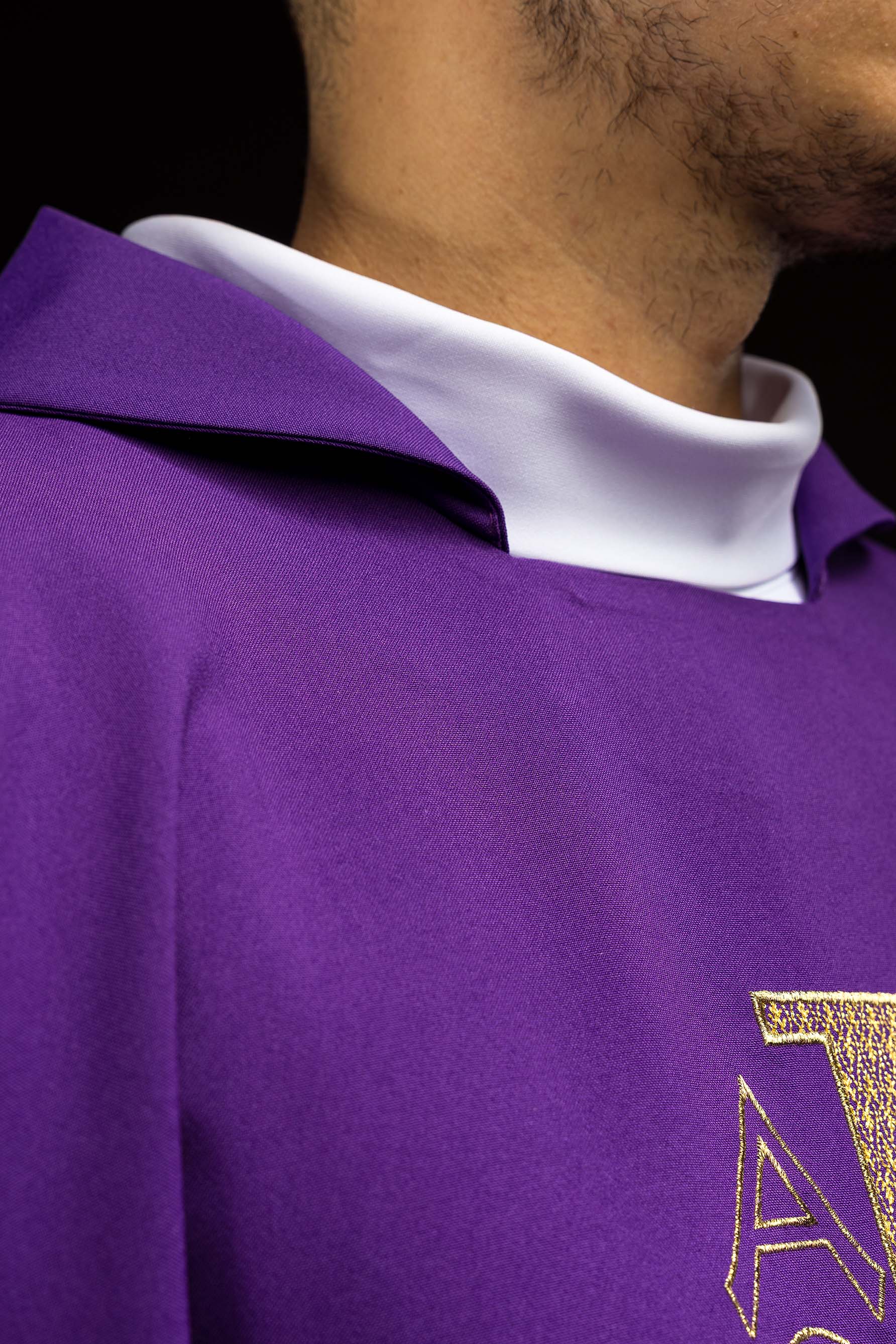 Vyšívaný ornát so symbolom Alfa a Omega so širokým ecru golierom