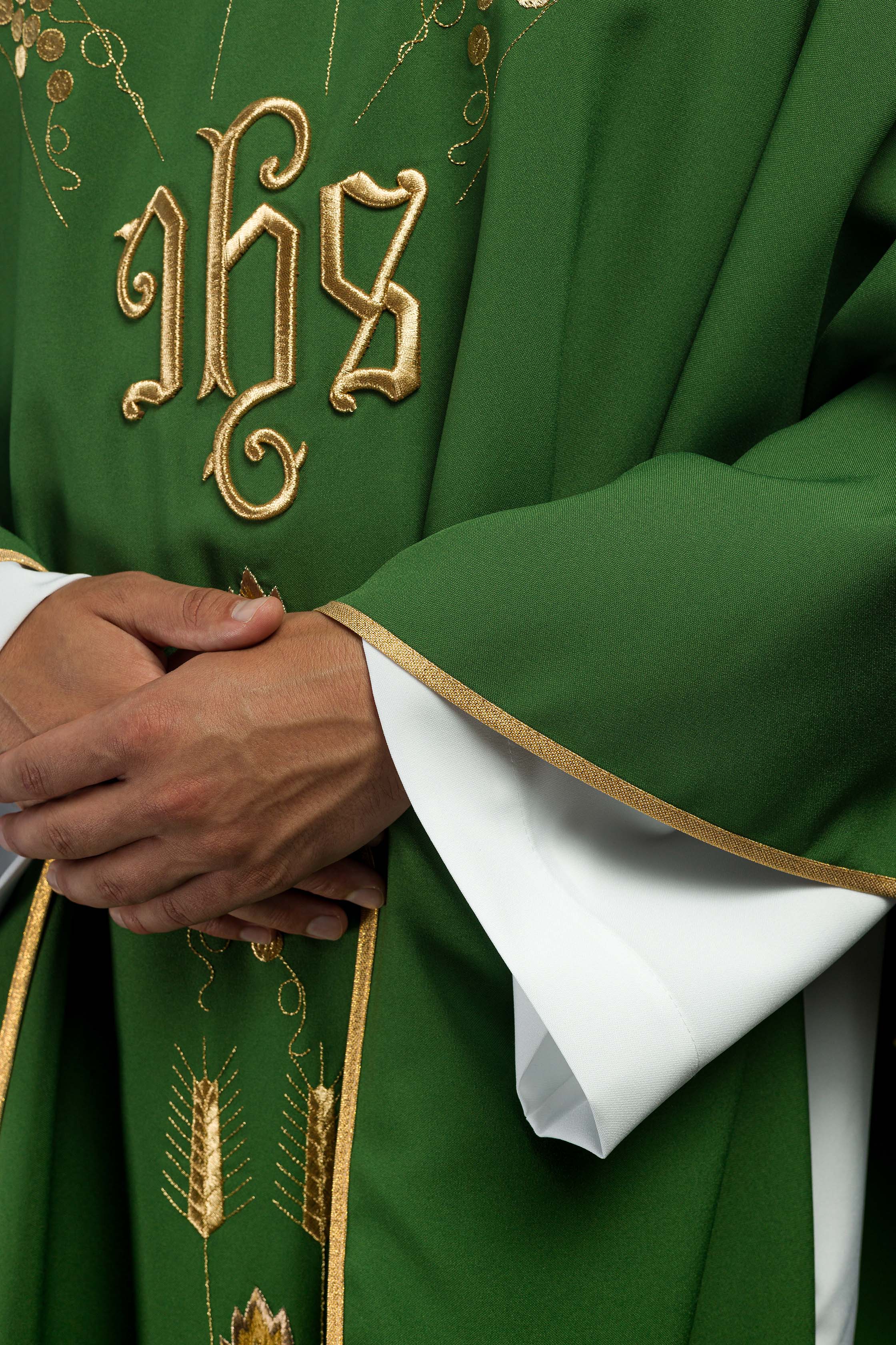 Ornat haftowany z symbolem IHS winogrona Zielony - ORNATY.PL