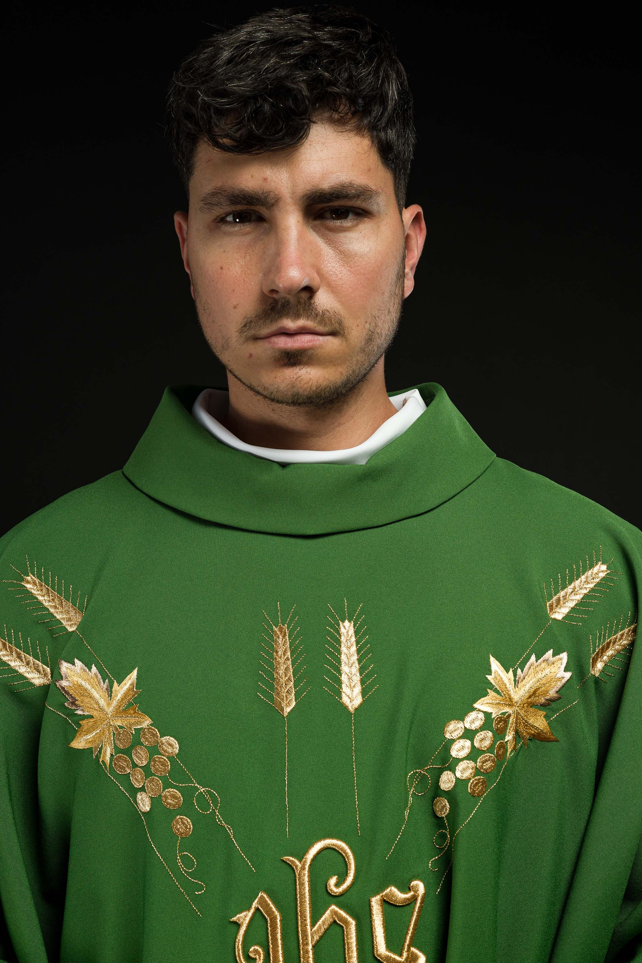 Ornat haftowany z symbolem IHS winogrona Zielony - ORNATY.PL