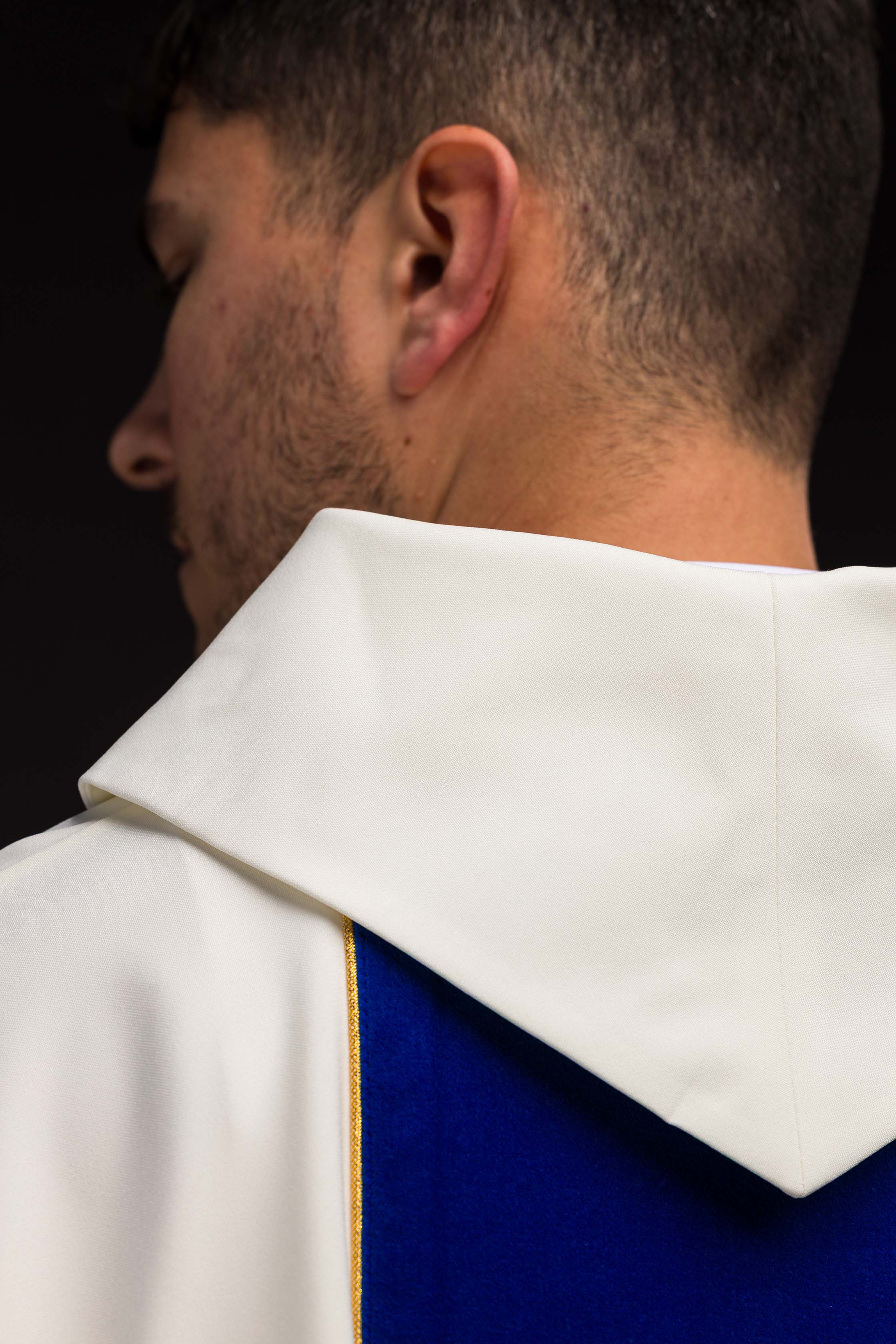 Liturgický odev Panny Márie s vyšívaným pásom ecru