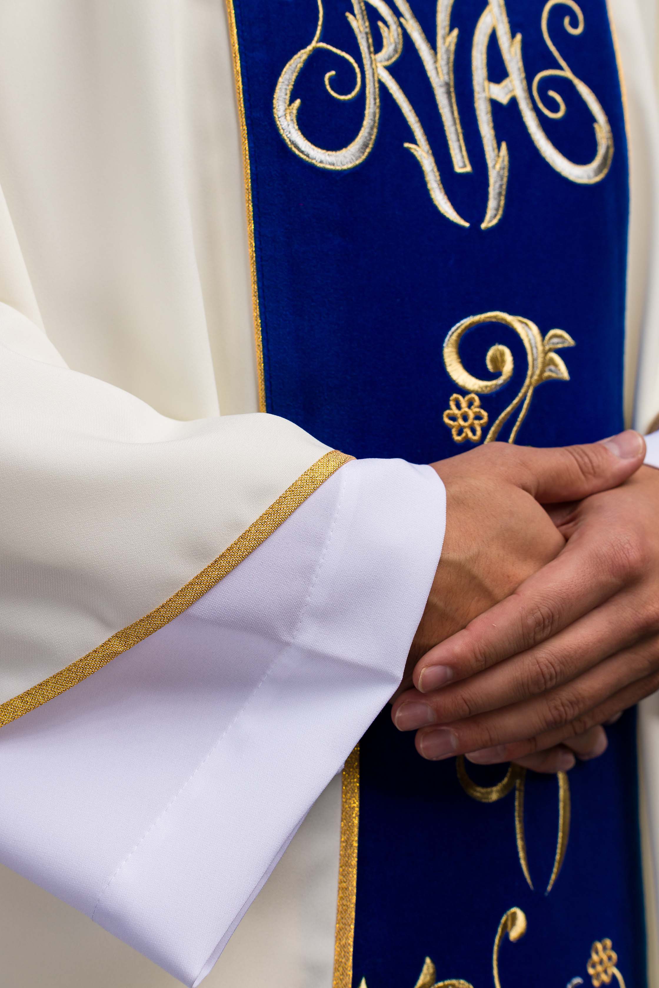 Liturgický odev Panny Márie s vyšívaným pásom ecru