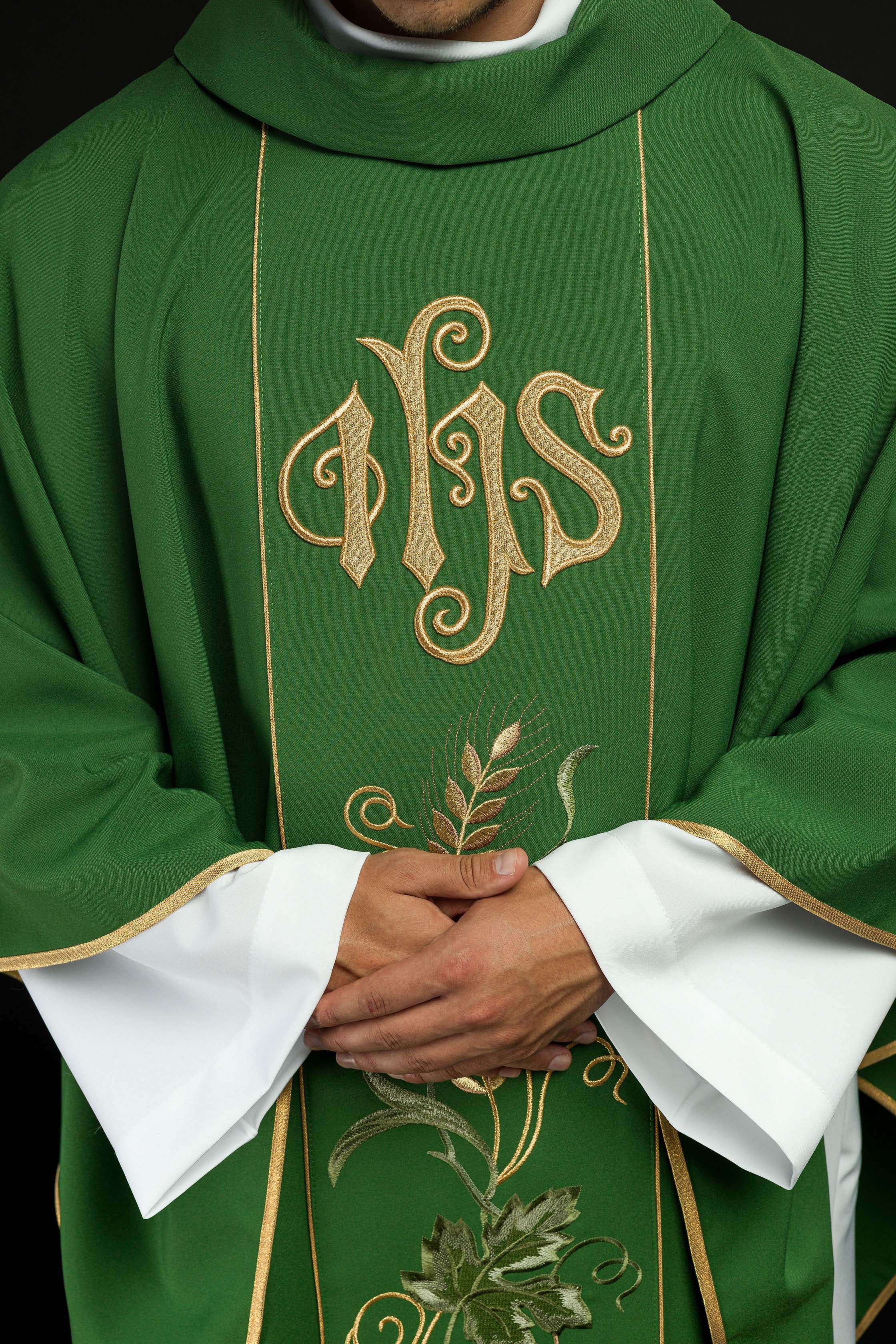 Zielony ornat na pasie z haftem IHS, kłosy i winogrona - ORNATY.PL