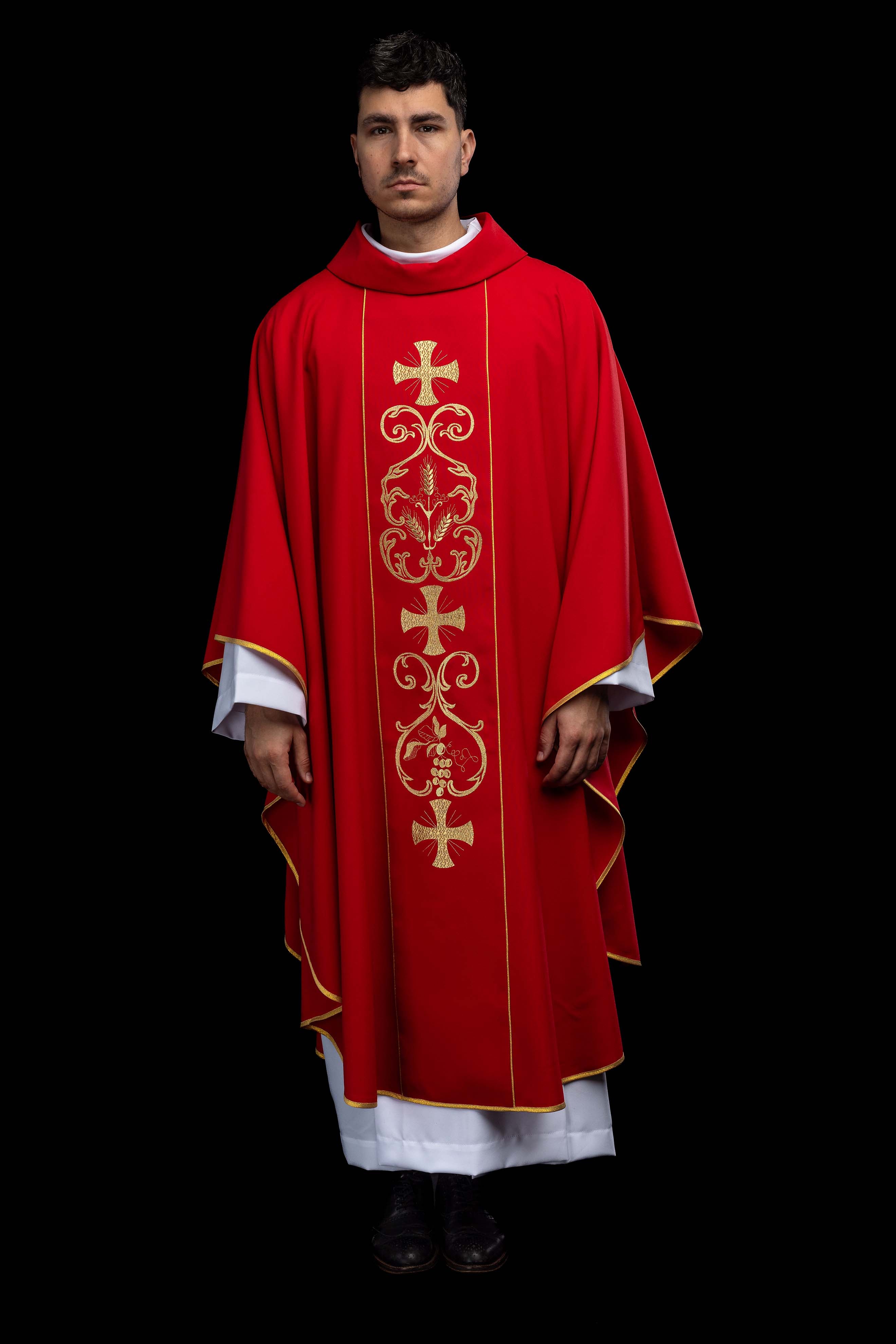 Zelený liturgický ornát zdobený vyšívaným pásom