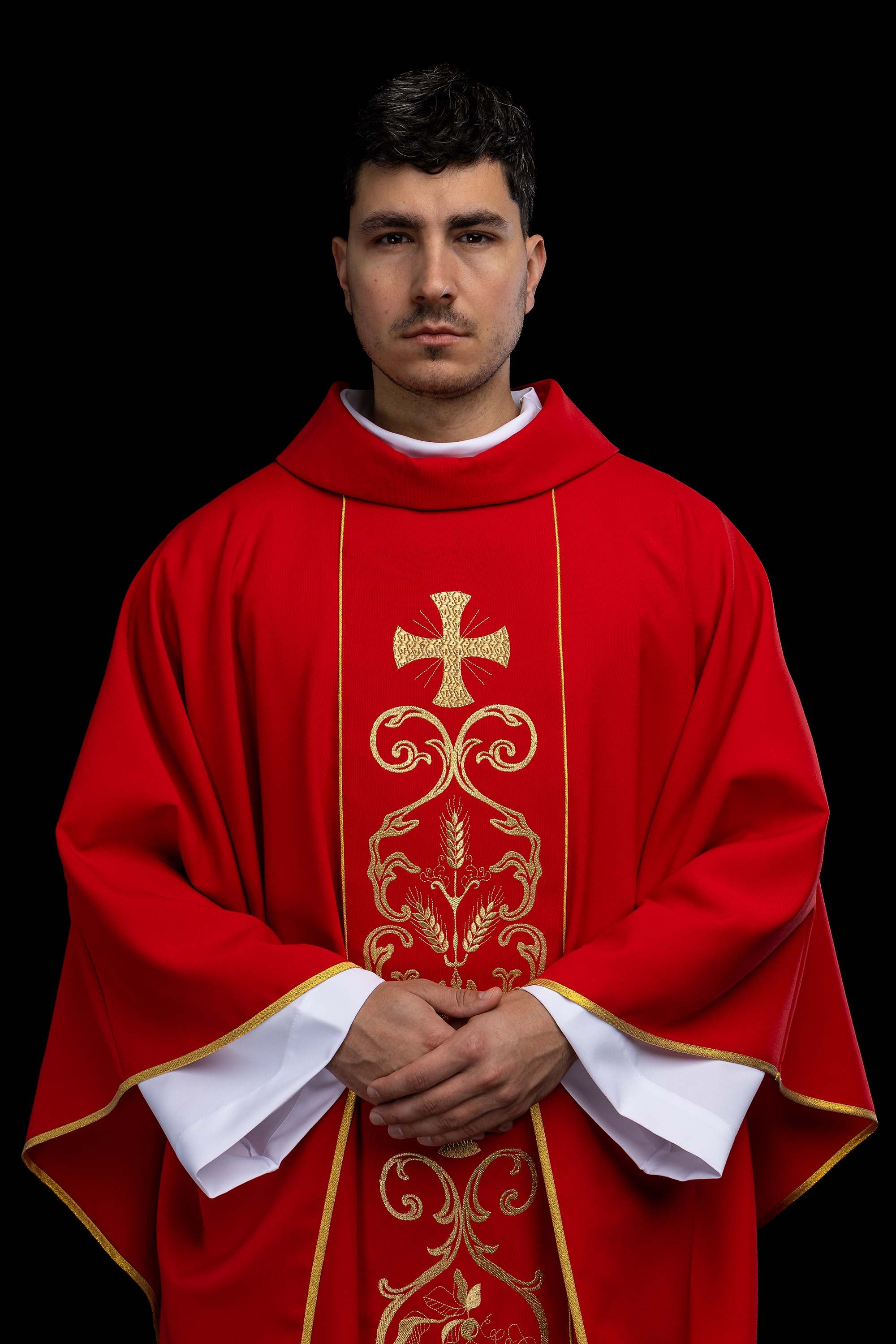Zelený liturgický ornát zdobený vyšívaným pásom